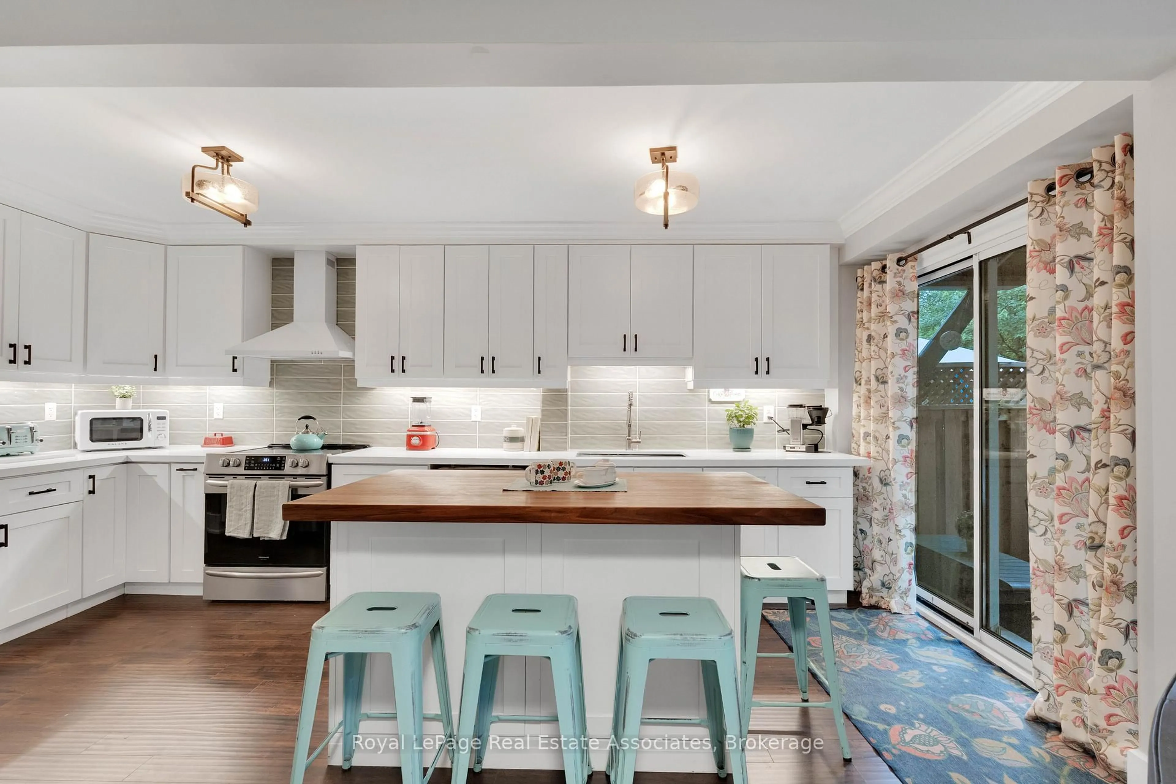 Open concept kitchen, unknown for 34 Standish St, Halton Hills Ontario L7G 5V7