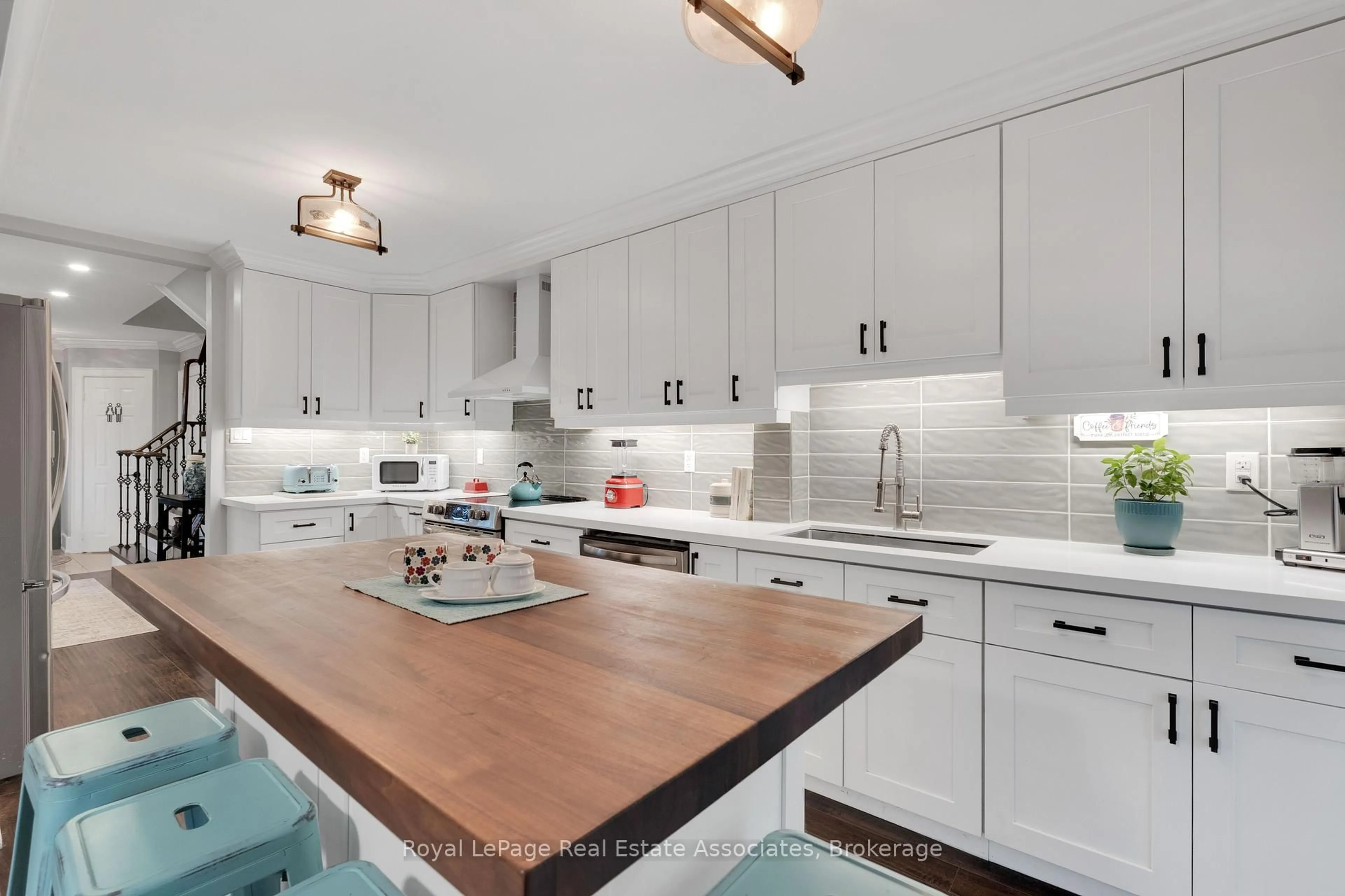 Open concept kitchen, unknown for 34 Standish St, Halton Hills Ontario L7G 5V7