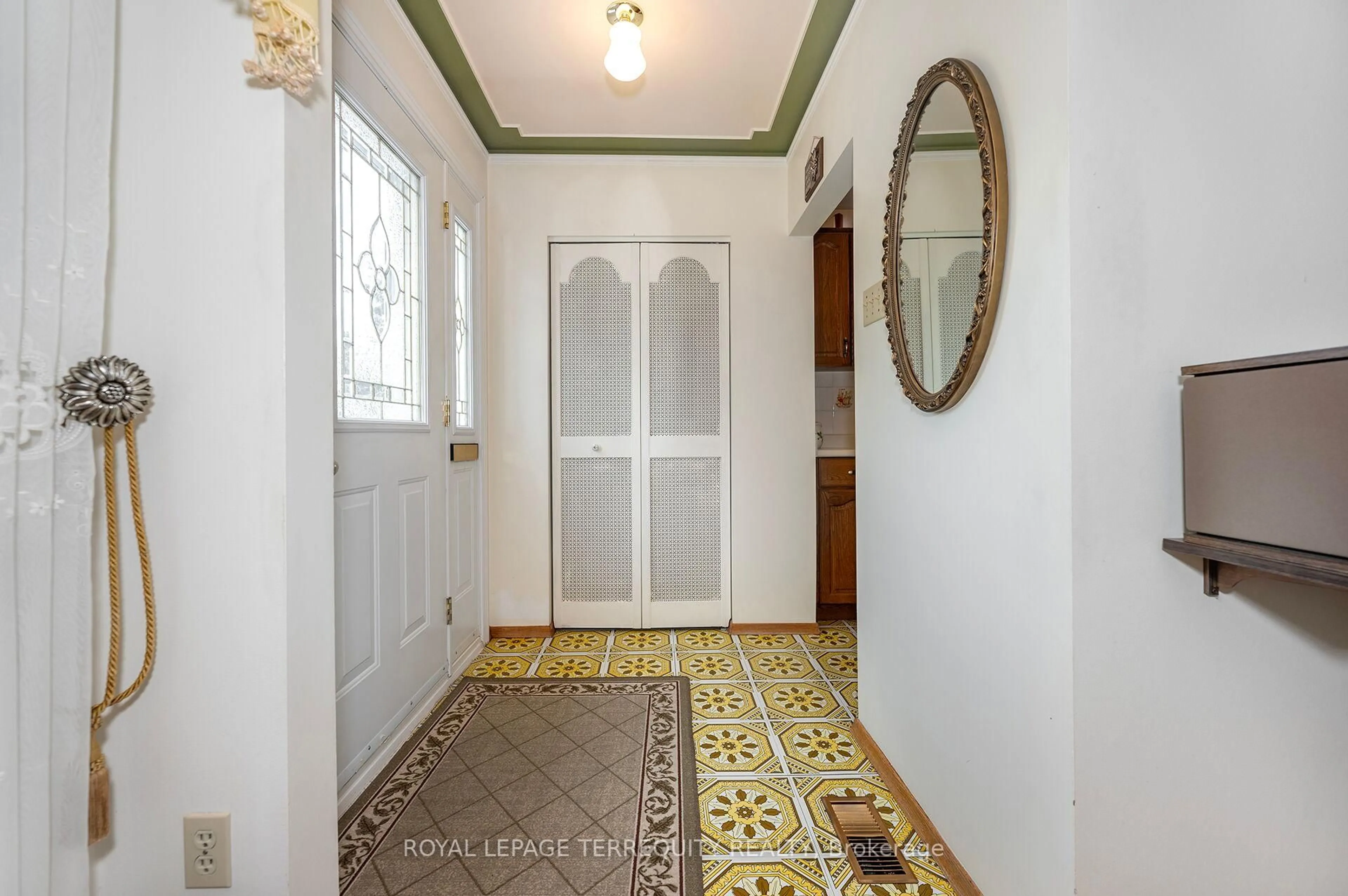 Indoor entryway for 115 Topcliff Ave, Toronto Ontario M3N 1L6