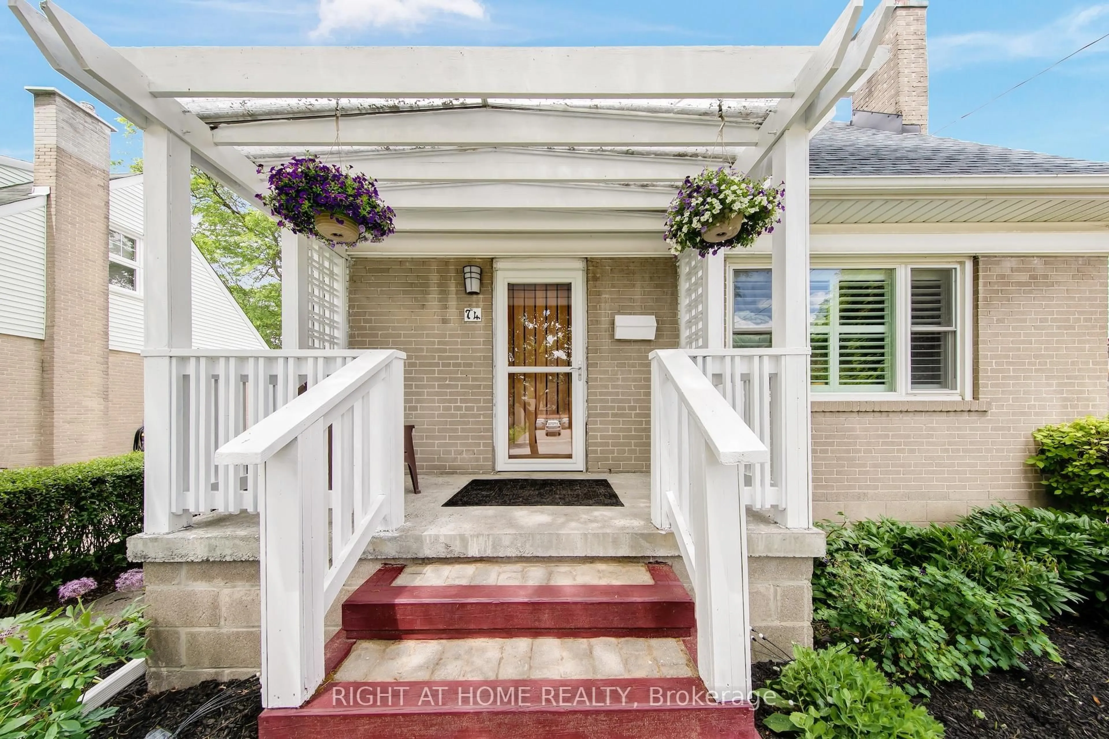 Indoor entryway for 74 MCCAUL St, Brampton Ontario L6V 1J3