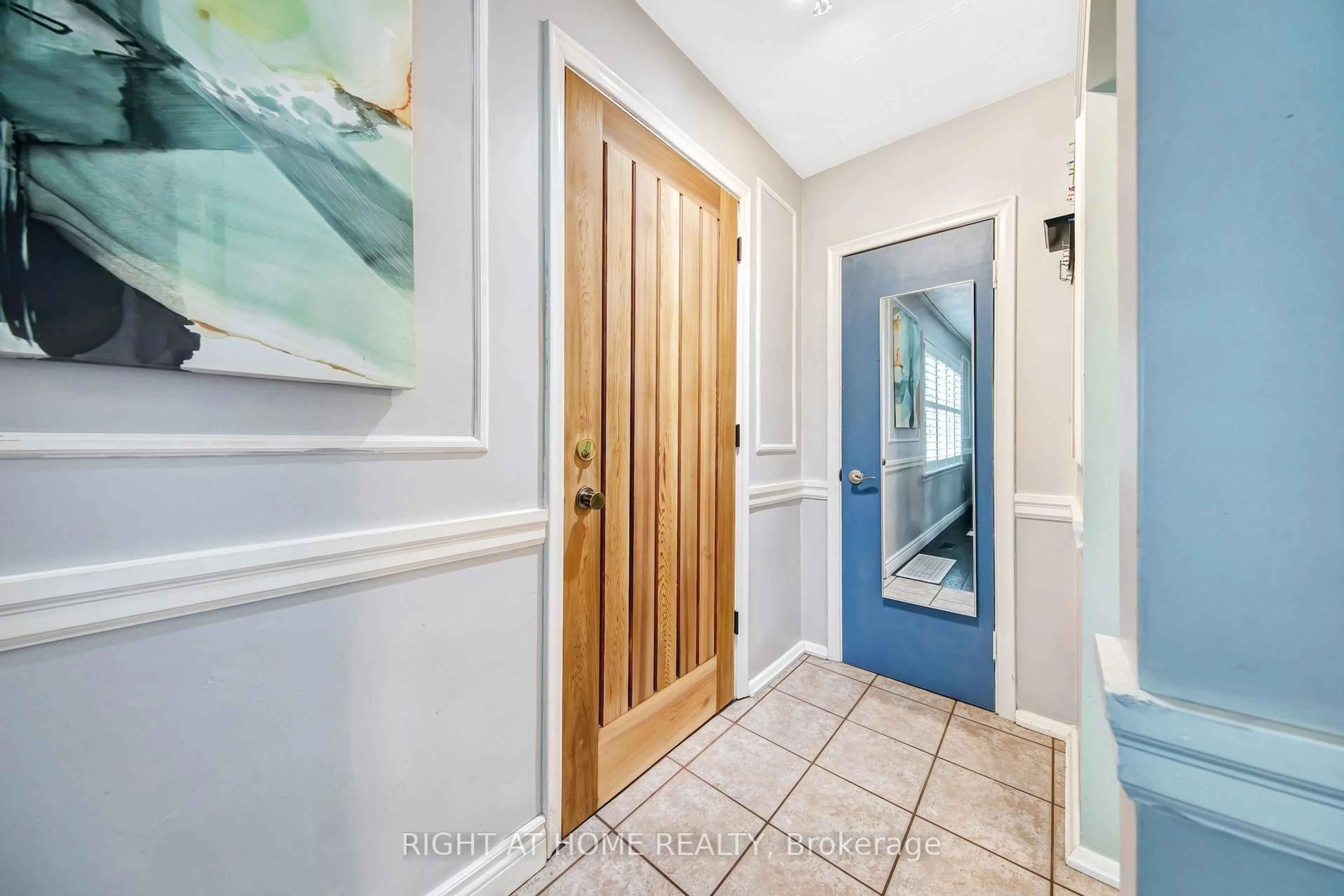 Indoor entryway for 74 MCCAUL St, Brampton Ontario L6V 1J3