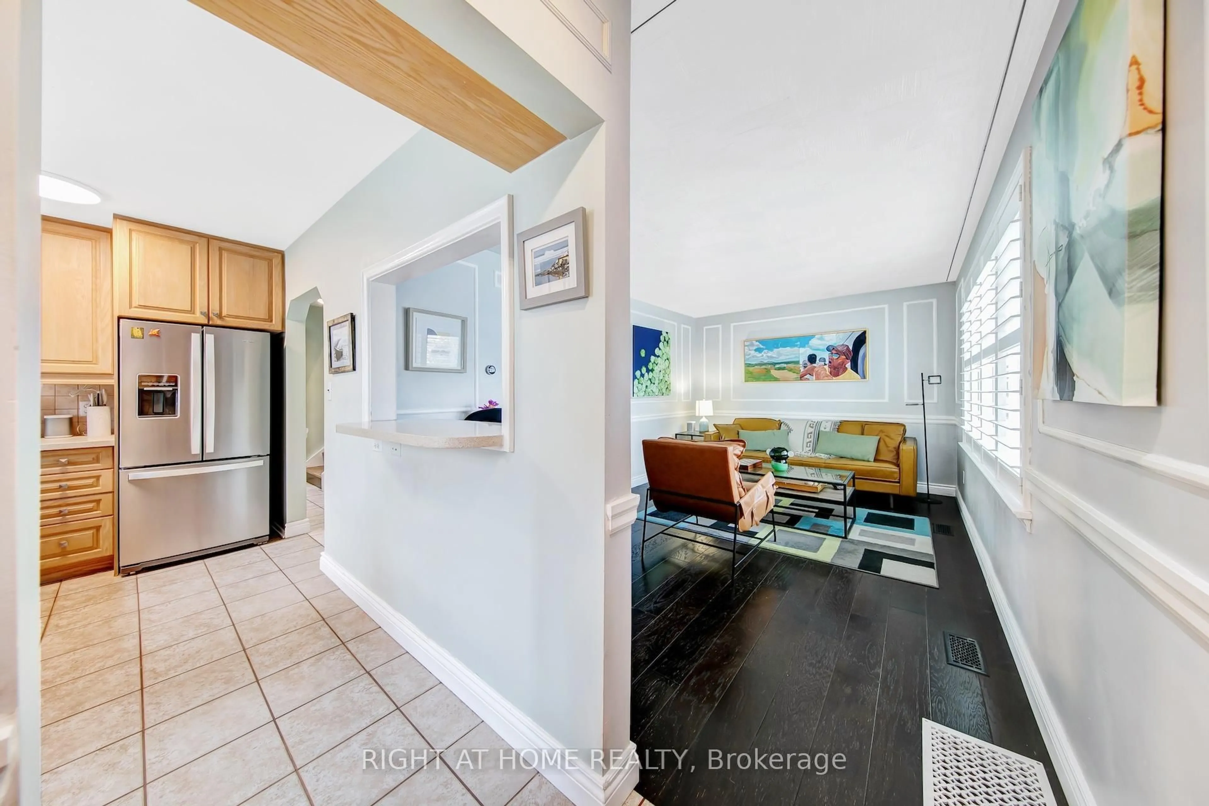 Indoor entryway for 74 MCCAUL St, Brampton Ontario L6V 1J3
