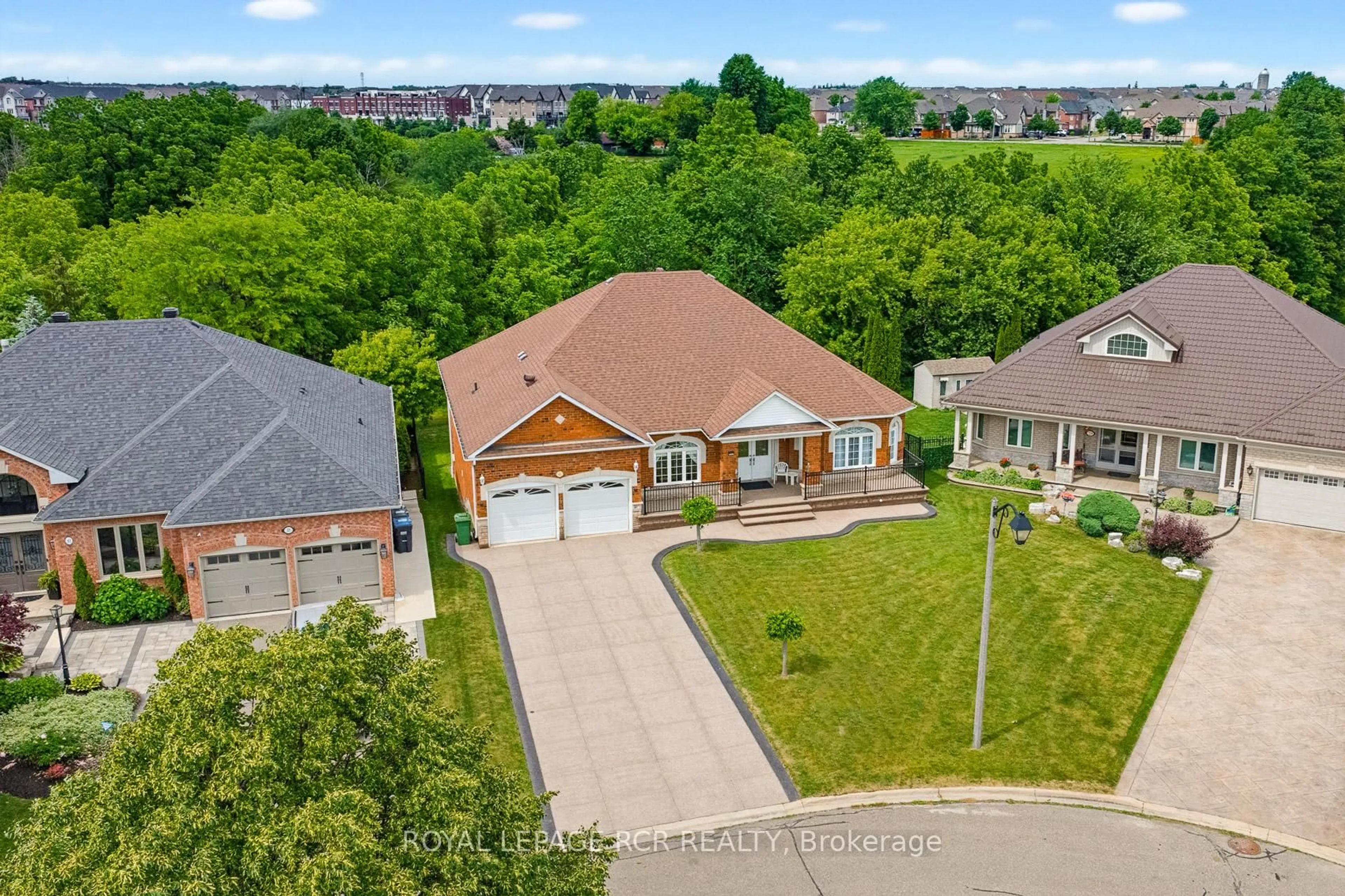 A pic from outside/outdoor area/front of a property/back of a property/a pic from drone, street for 31 Kirkwood Cres, Caledon Ontario L7C 1B9