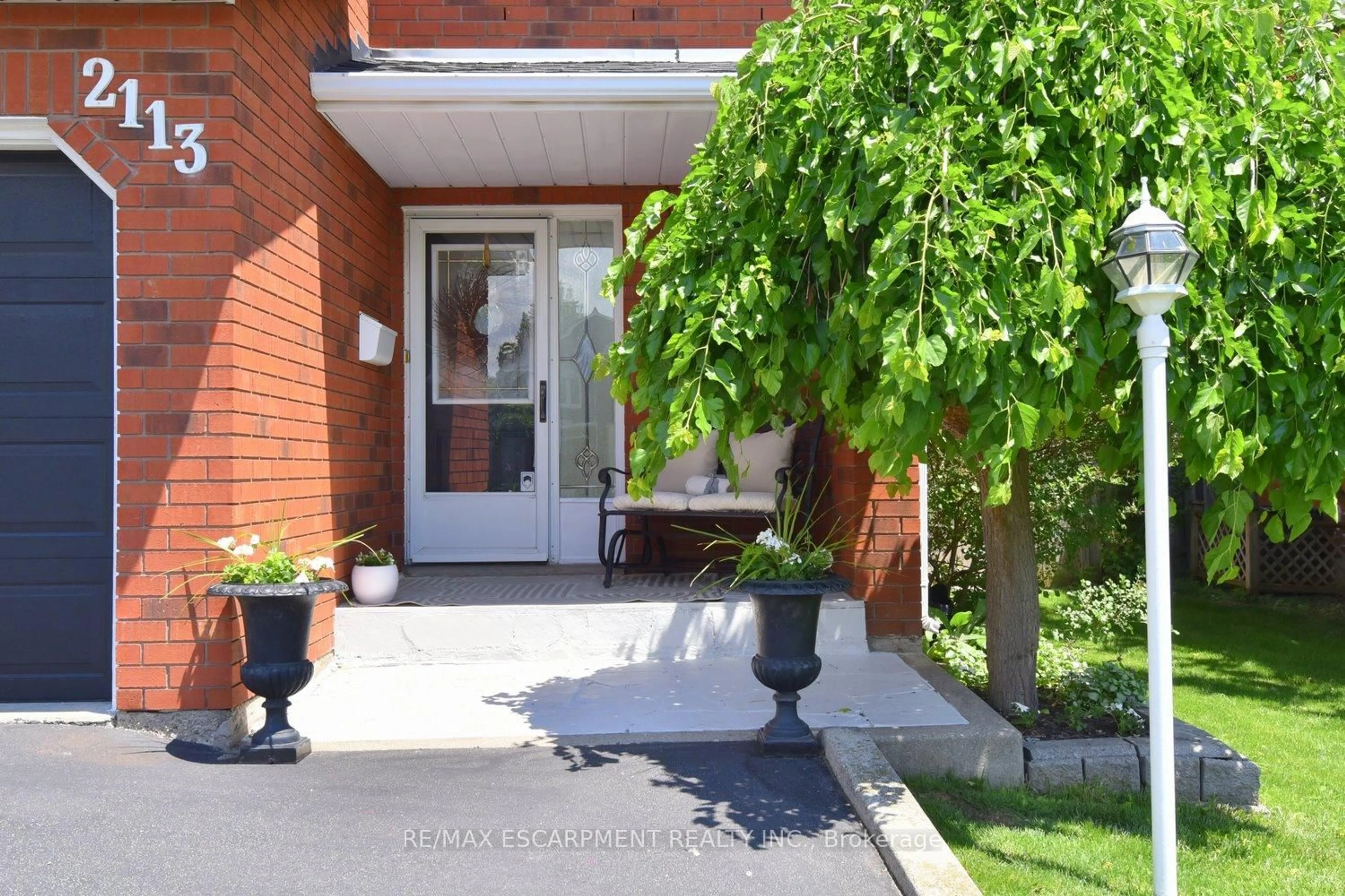 Patio, street for 2113 Chrisdon Rd, Burlington Ontario L7M 3S4