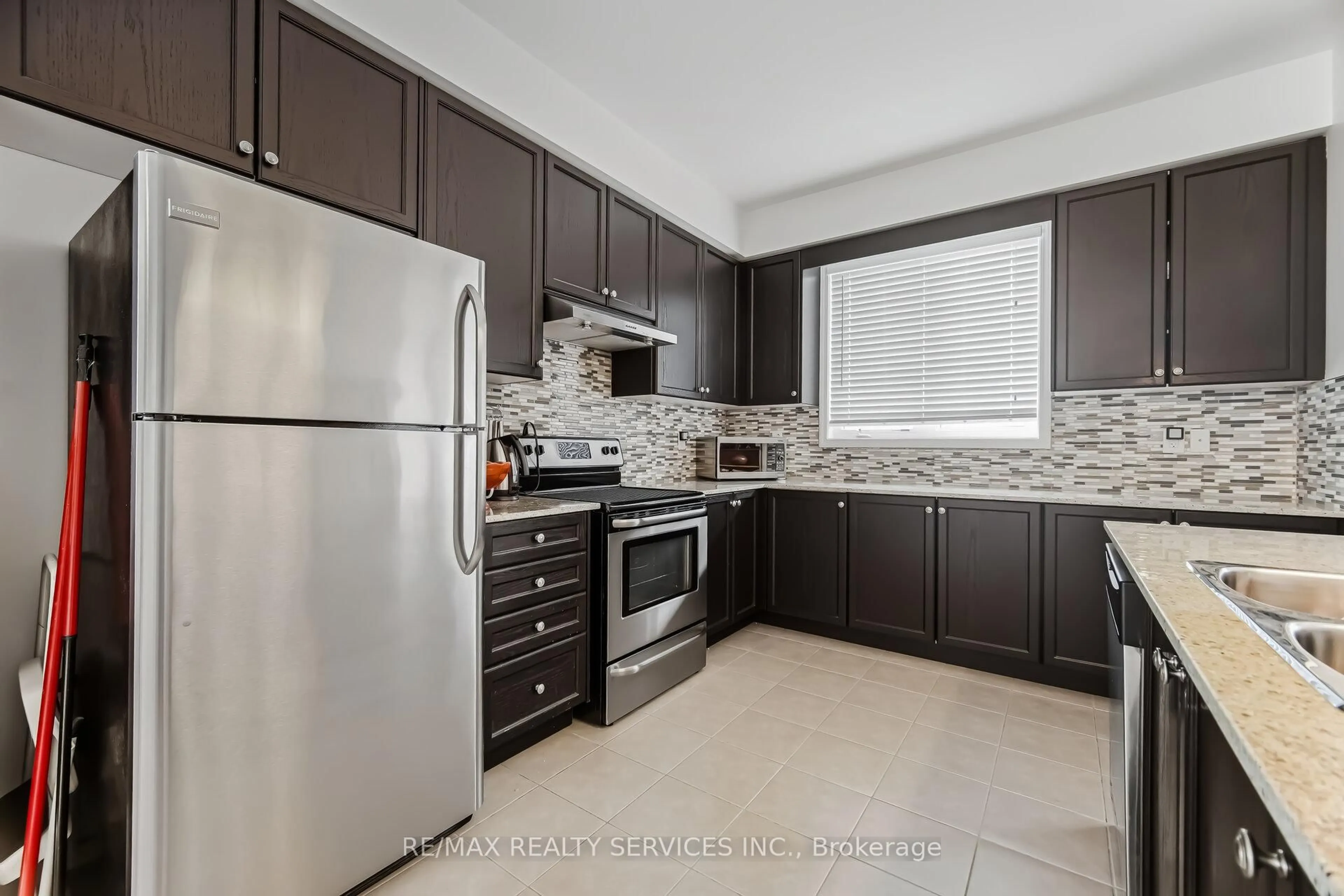 Standard kitchen, ceramic/tile floor for 3 Alnwick Ave, Caledon Ontario L7C 3P5