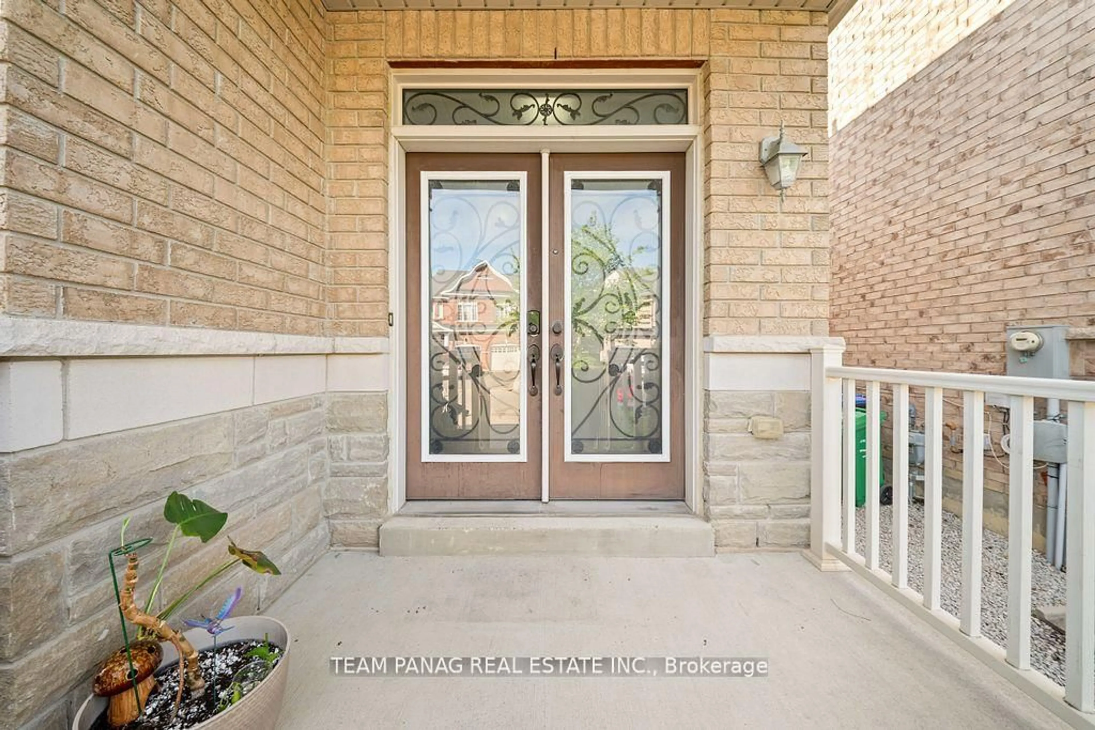 Indoor entryway for 15 Vanderpool Cres, Brampton Ontario L6P 3W9