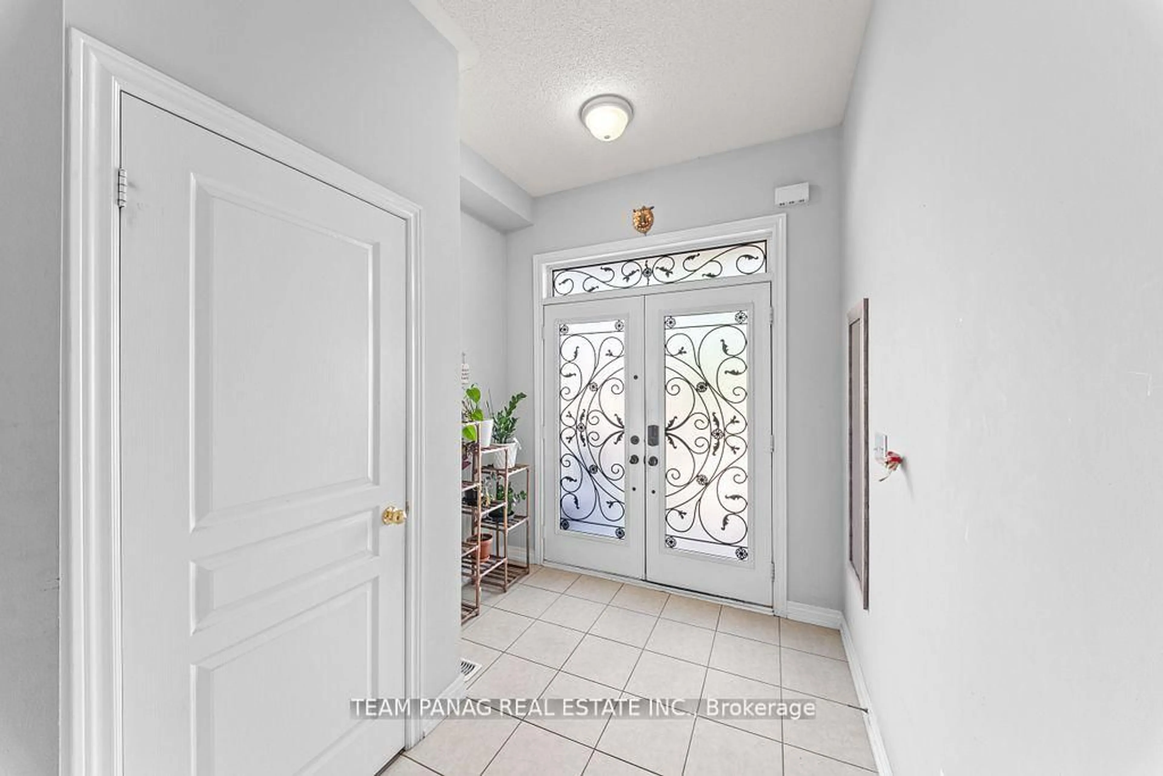 Indoor entryway for 15 Vanderpool Cres, Brampton Ontario L6P 3W9