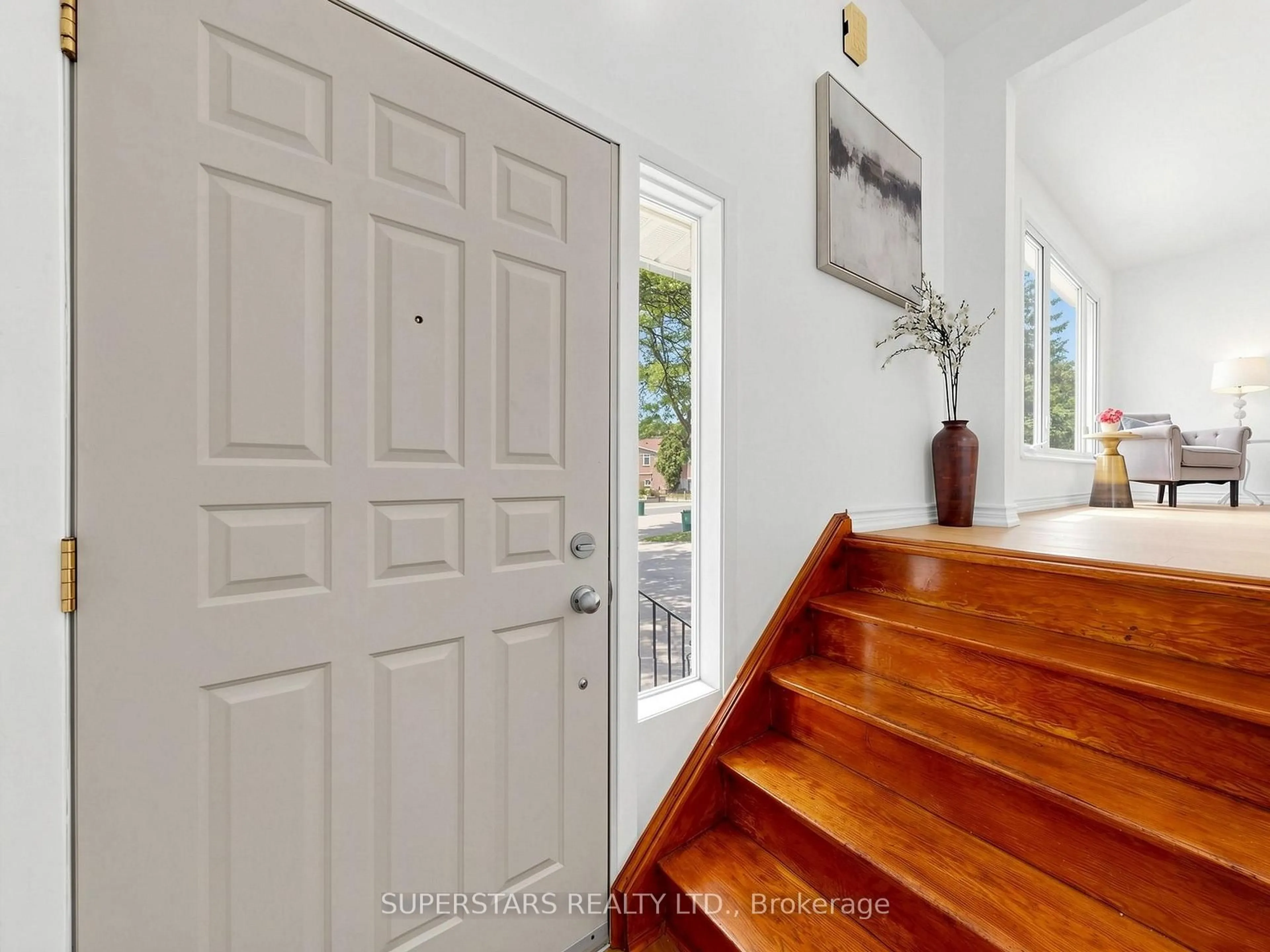 Indoor entryway for 6411 Chaumont Cres, Mississauga Ontario L5N 2M7