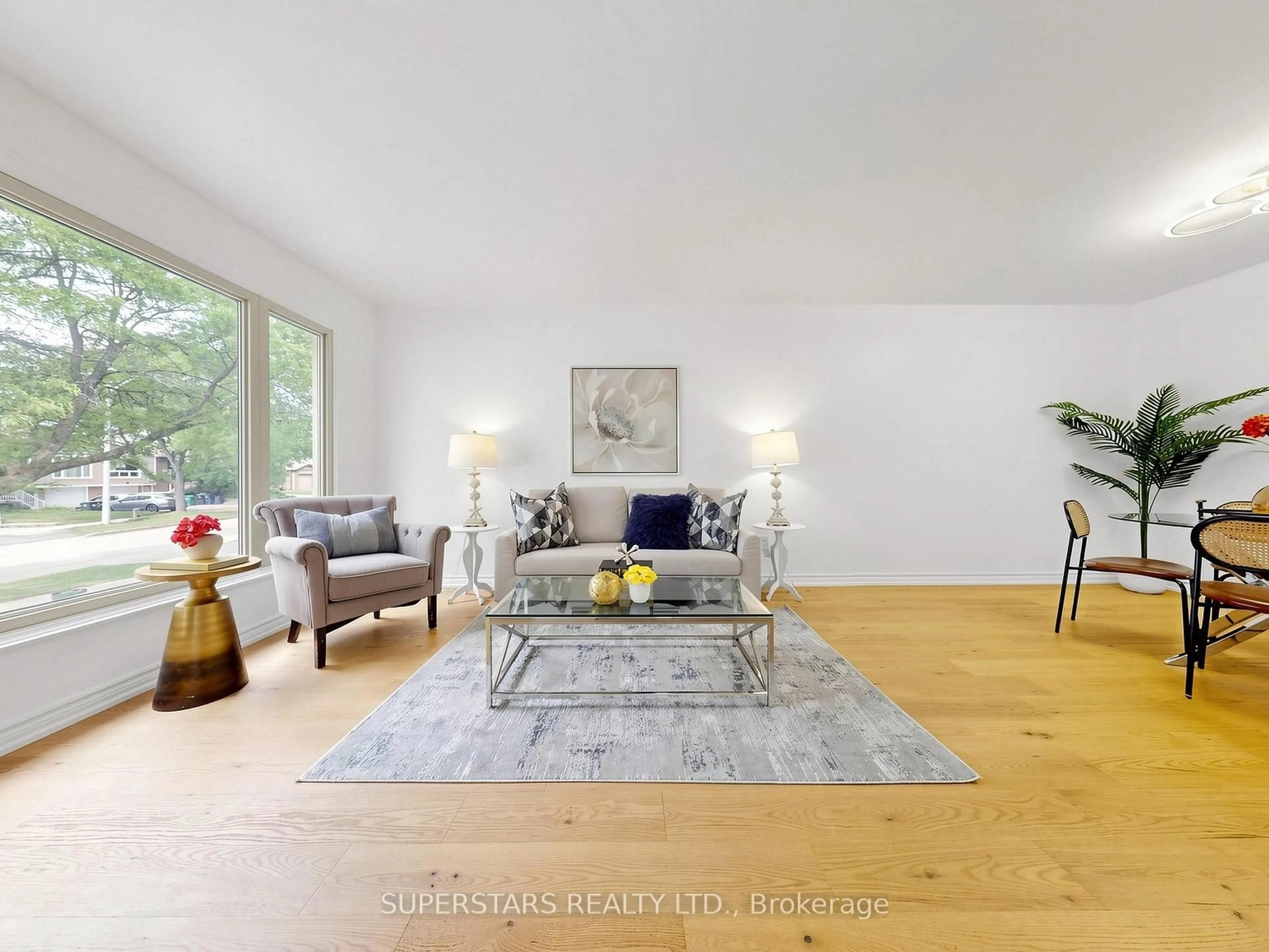 Living room with furniture, unknown for 6411 Chaumont Cres, Mississauga Ontario L5N 2M7