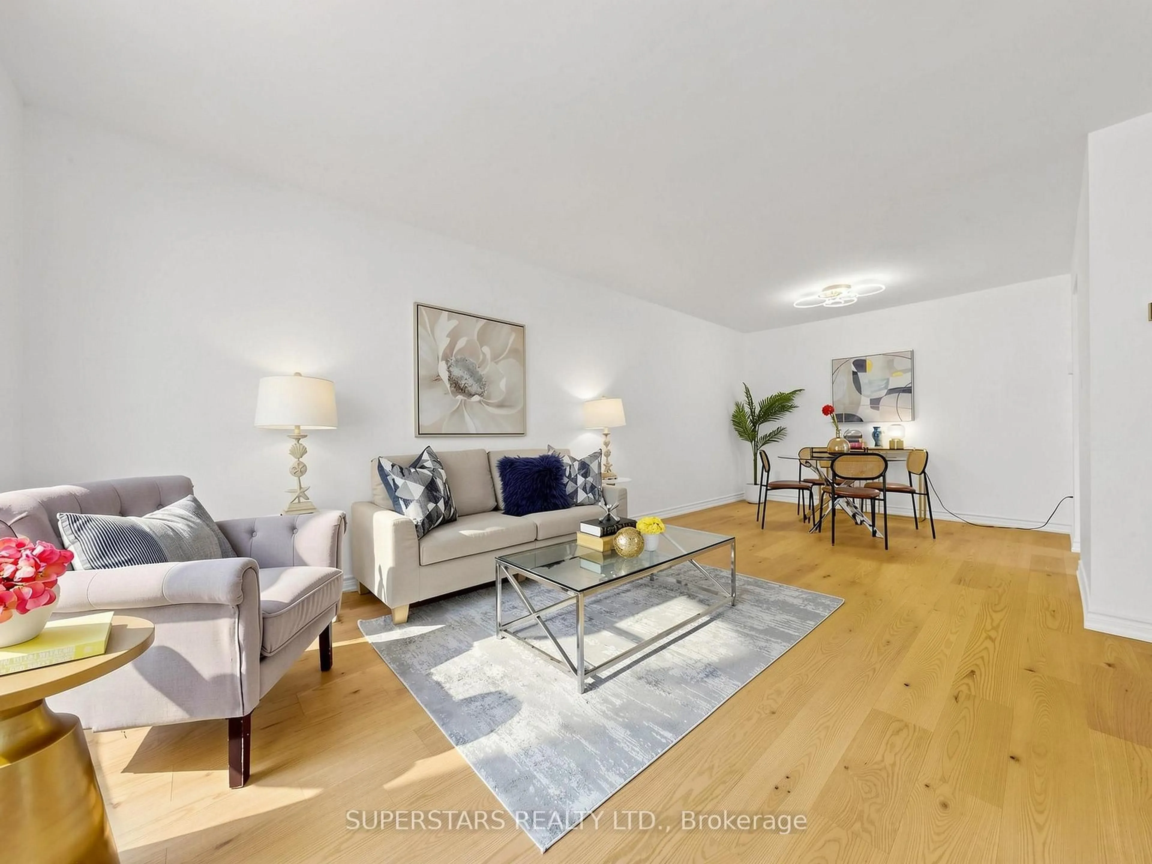 Living room with furniture, unknown for 6411 Chaumont Cres, Mississauga Ontario L5N 2M7
