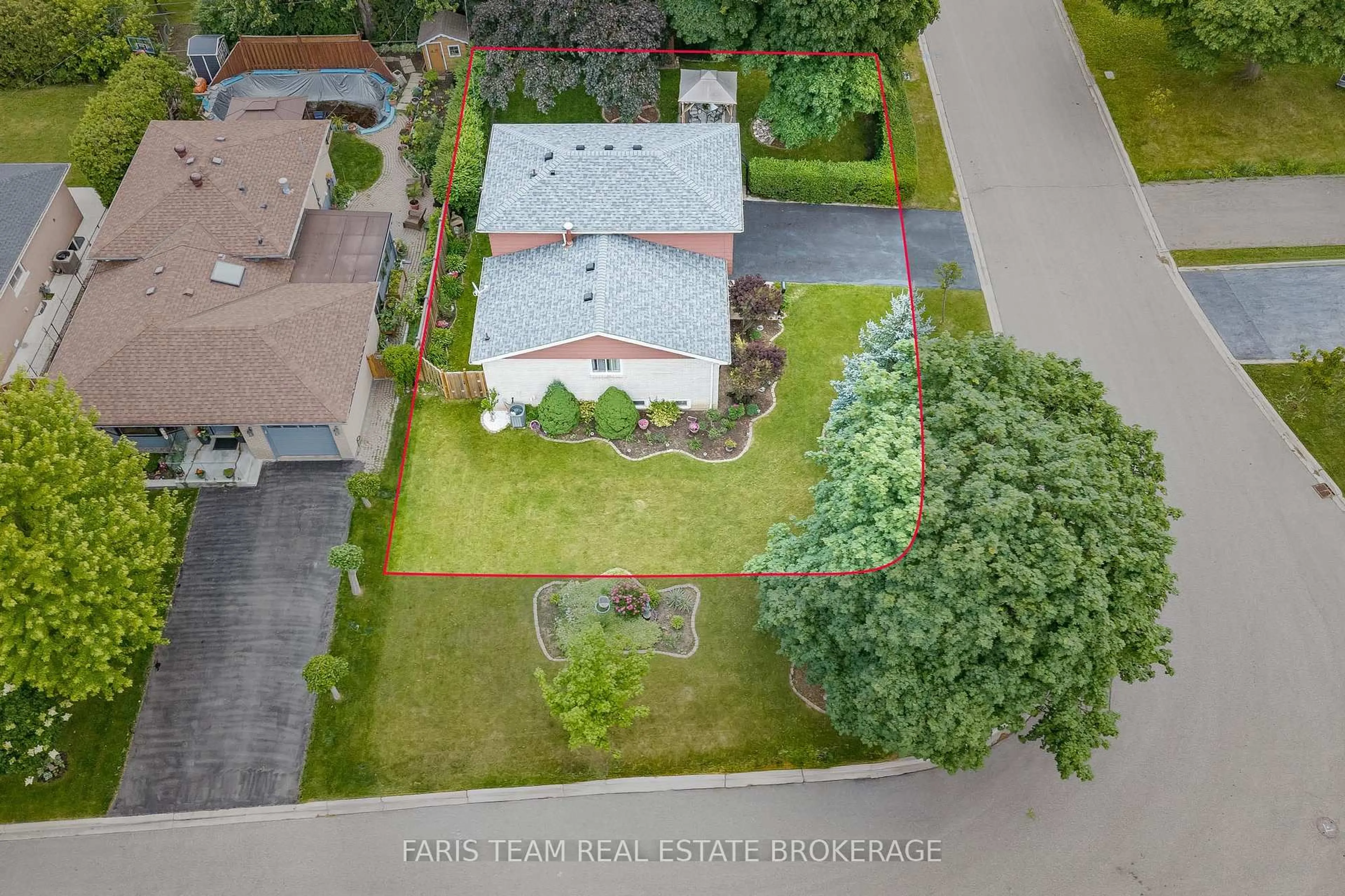 A pic from outside/outdoor area/front of a property/back of a property/a pic from drone, street for 28 Bromley Cres, Brampton Ontario L6T 1Z1