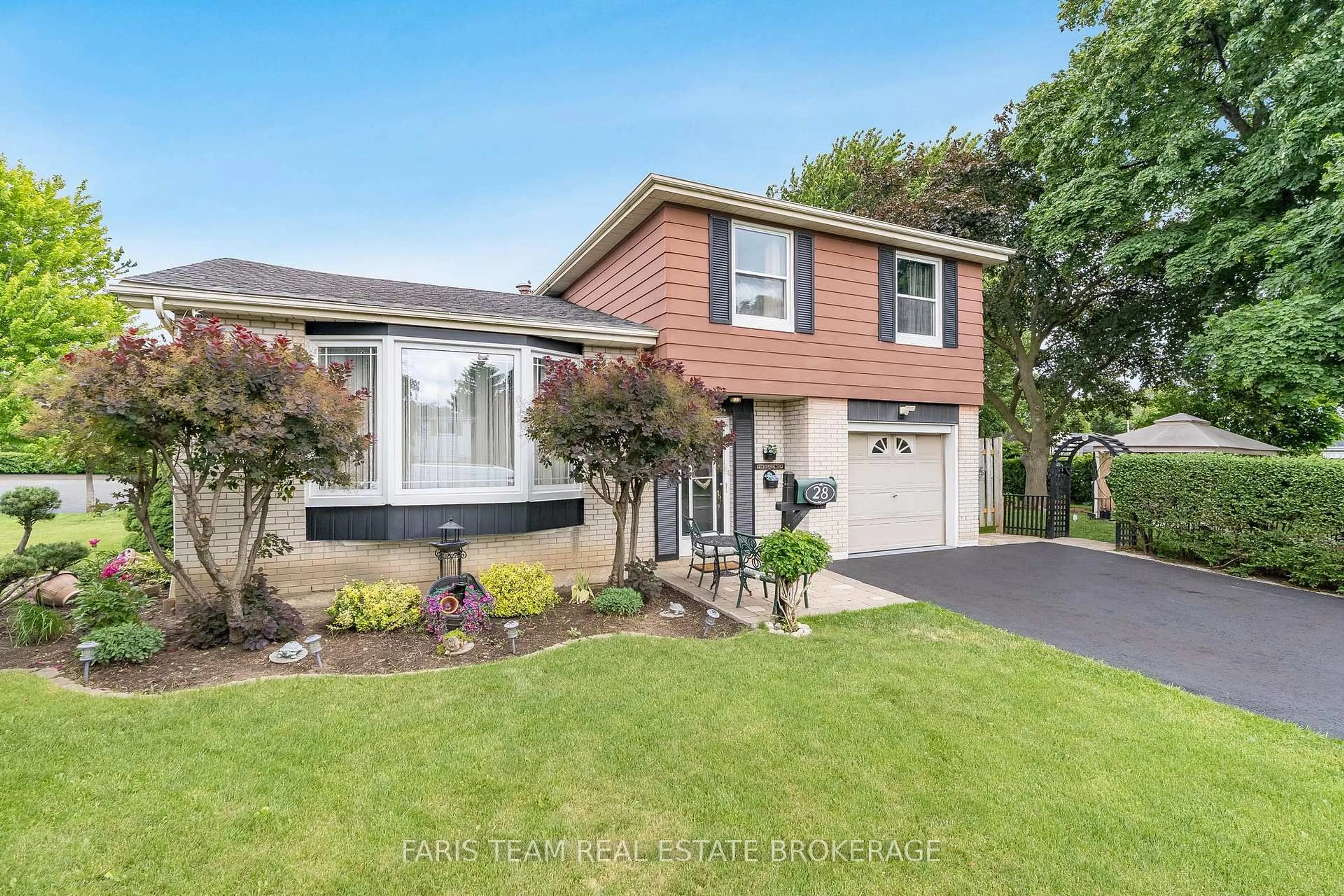 Home with vinyl exterior material, street for 28 Bromley Cres, Brampton Ontario L6T 1Z1