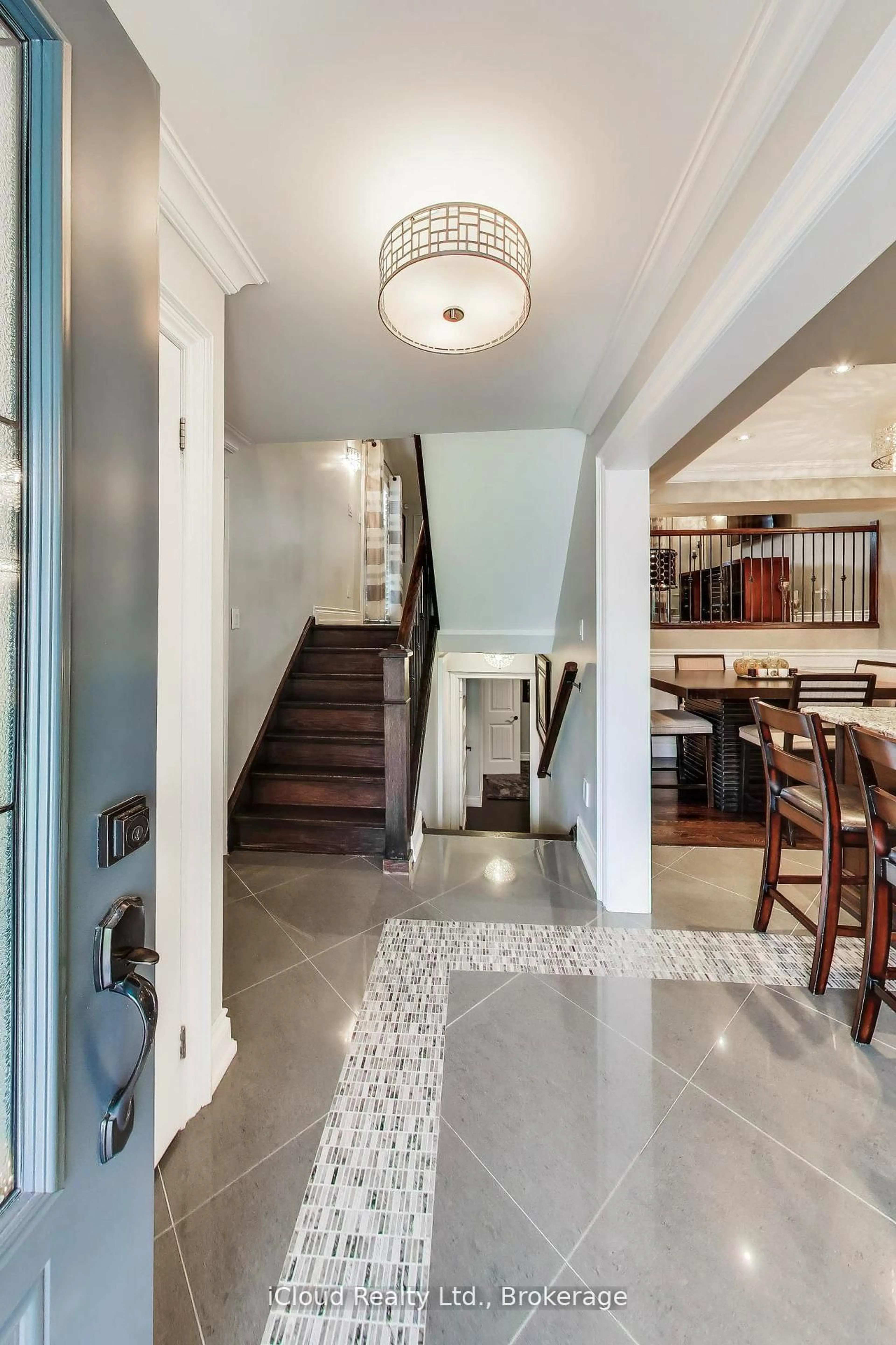 Indoor foyer for 29 Pumfrey Cres, Toronto Ontario M9V 4L5