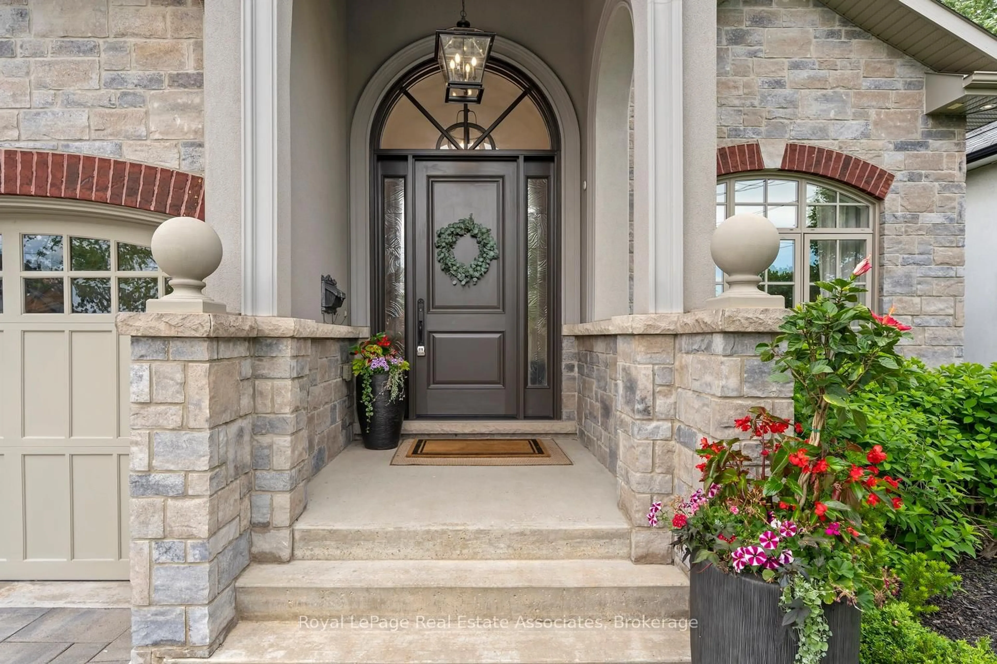 Indoor entryway for 413 Marf Ave, Mississauga Ontario L5G 1T2