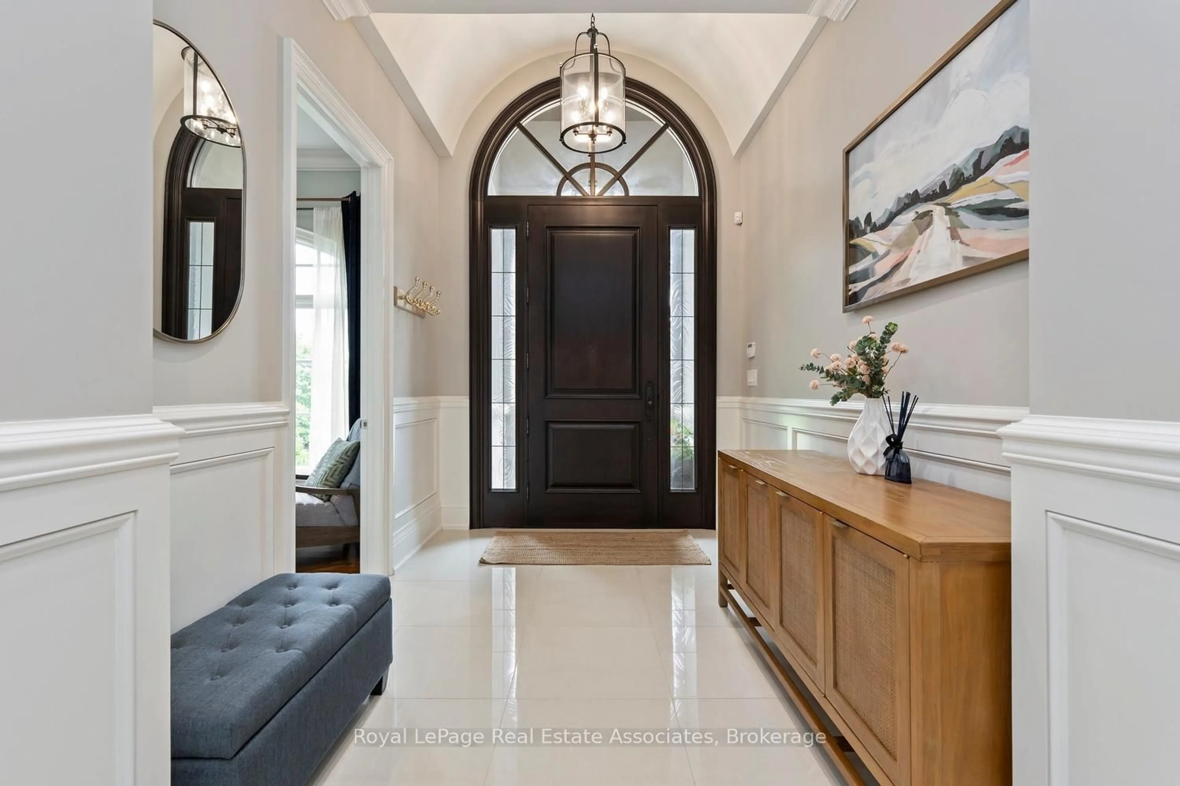 Indoor entryway for 413 Marf Ave, Mississauga Ontario L5G 1T2
