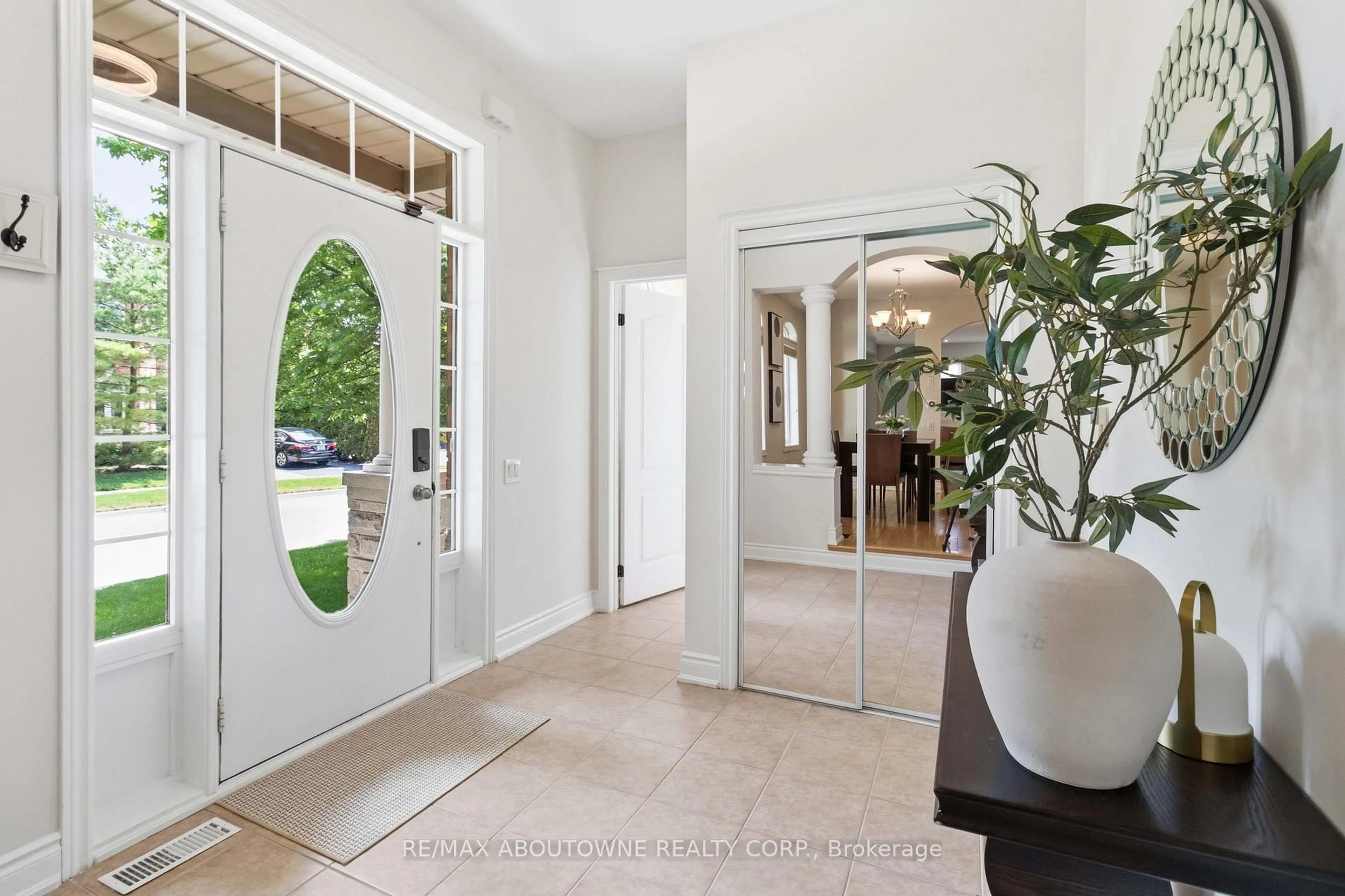 Indoor entryway for 240 Duskywing Way, Oakville Ontario L6L 6X5