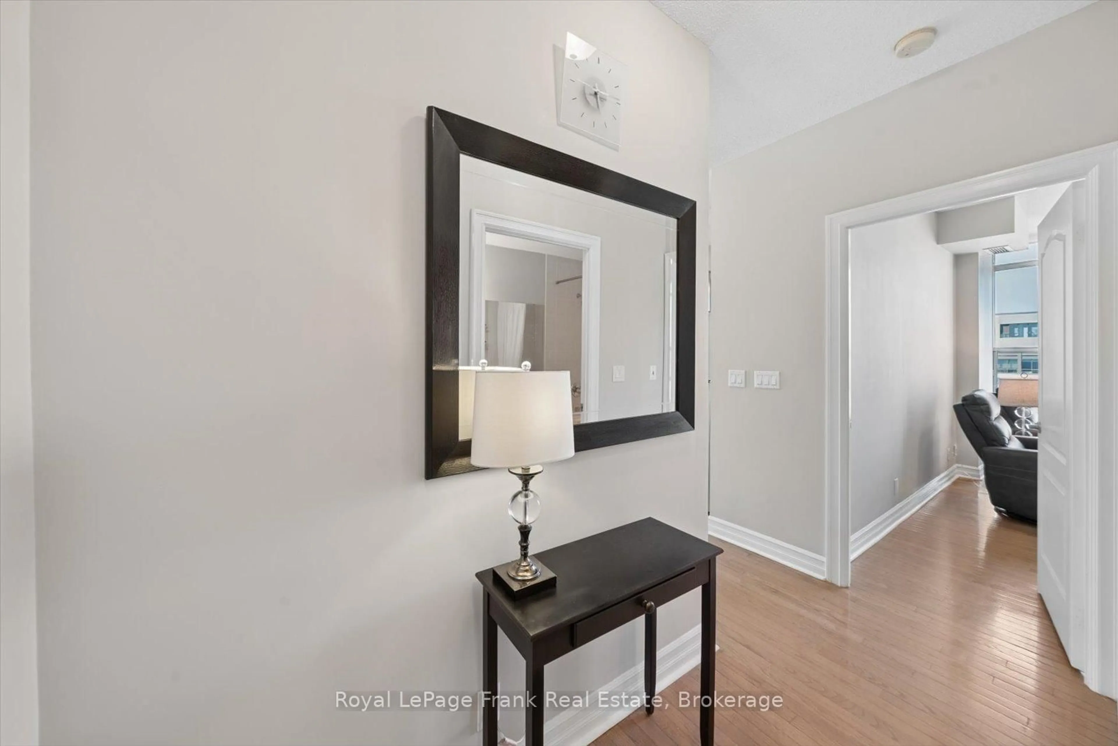 Indoor entryway for 1 Elm Dr #2405, Mississauga Ontario L5B 4M1