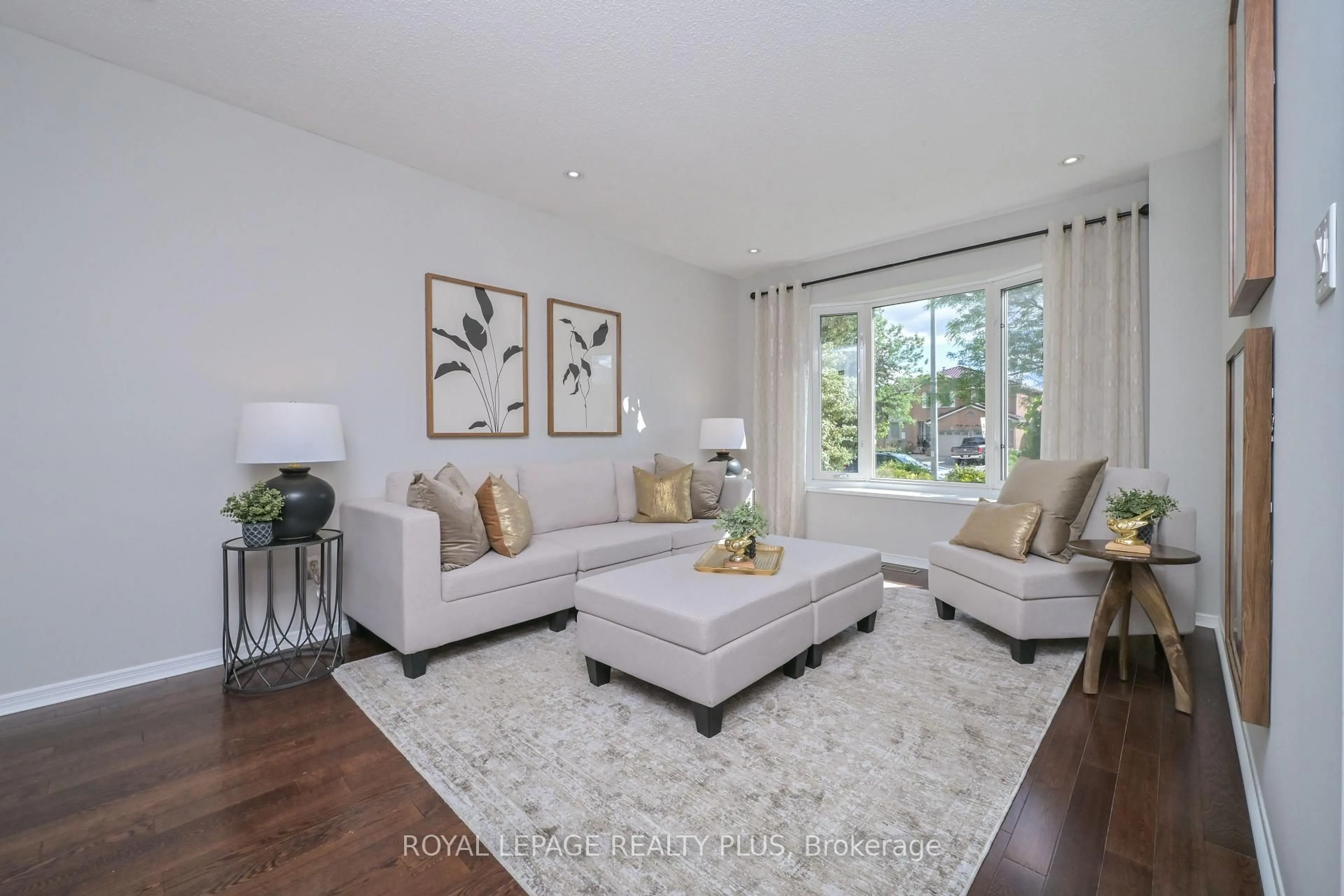 Living room with furniture, unknown for 6993 Danton Prom, Mississauga Ontario L5N 5A1