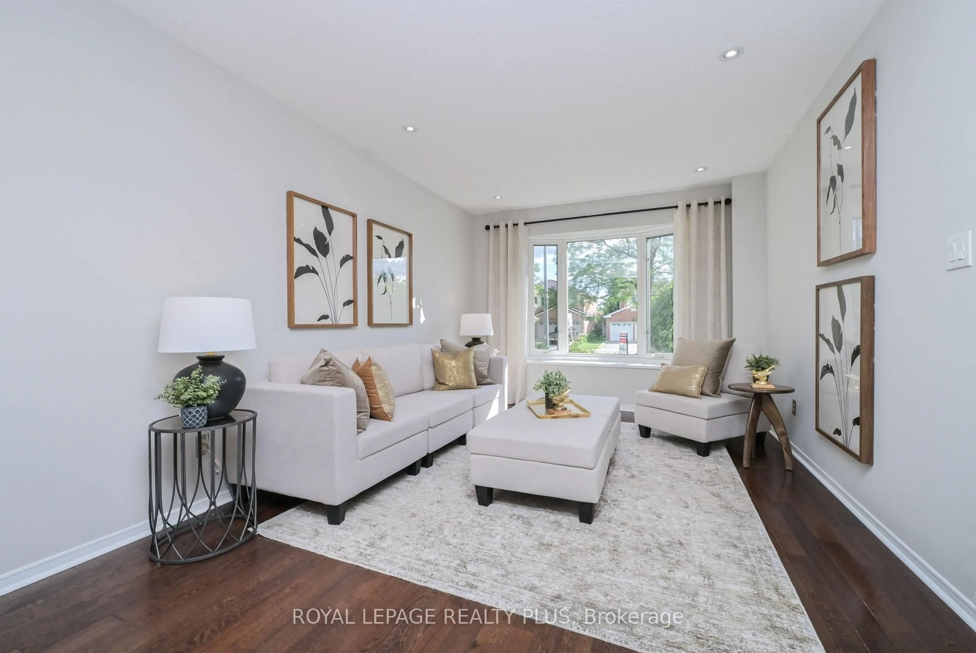 Living room with furniture, wood/laminate floor for 6993 Danton Prom, Mississauga Ontario L5N 5A1
