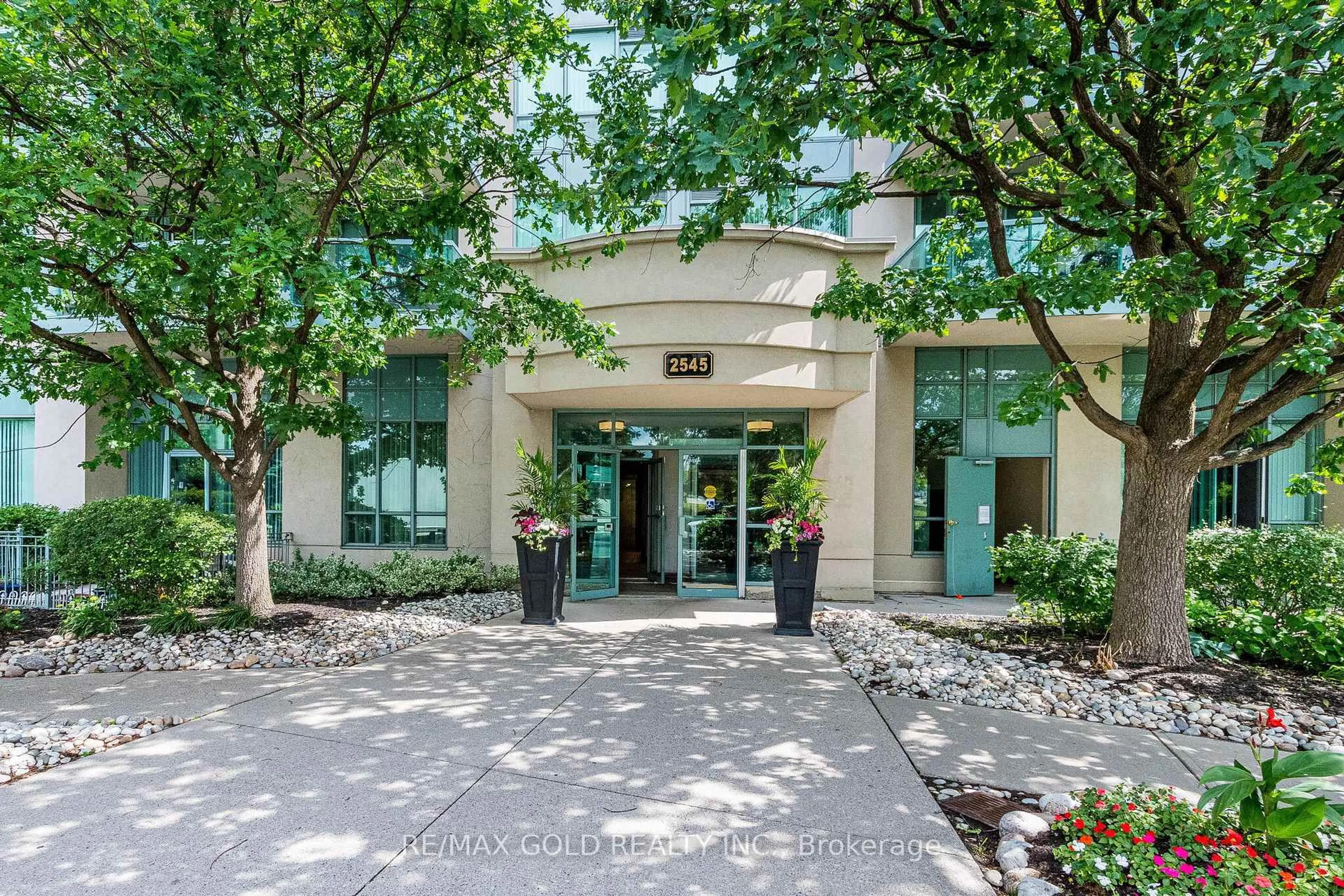 Indoor foyer for 2545 Erin Centre Blvd #701, Mississauga Ontario L5M 6Z9