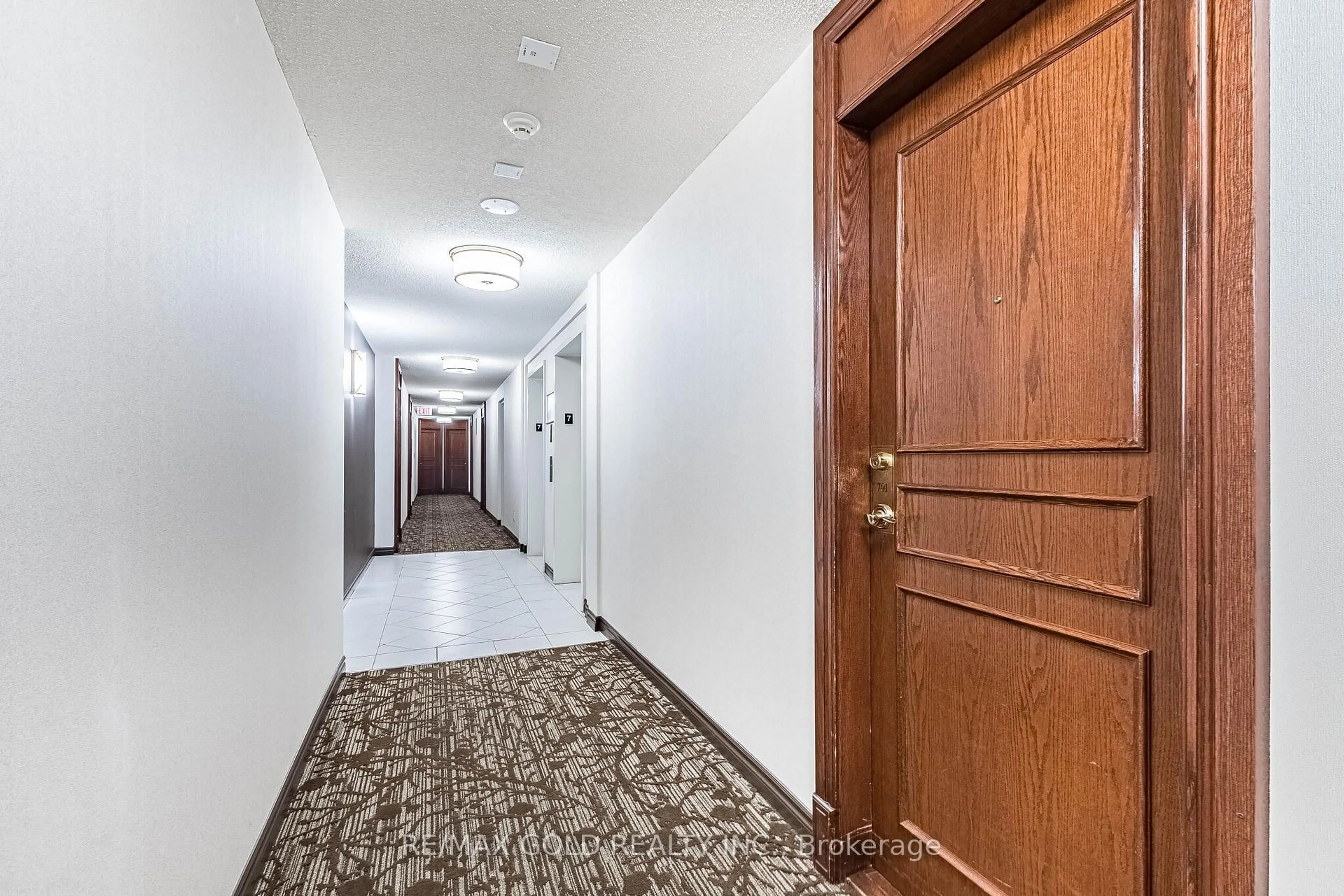 Indoor foyer for 2545 Erin Centre Blvd #701, Mississauga Ontario L5M 6Z9