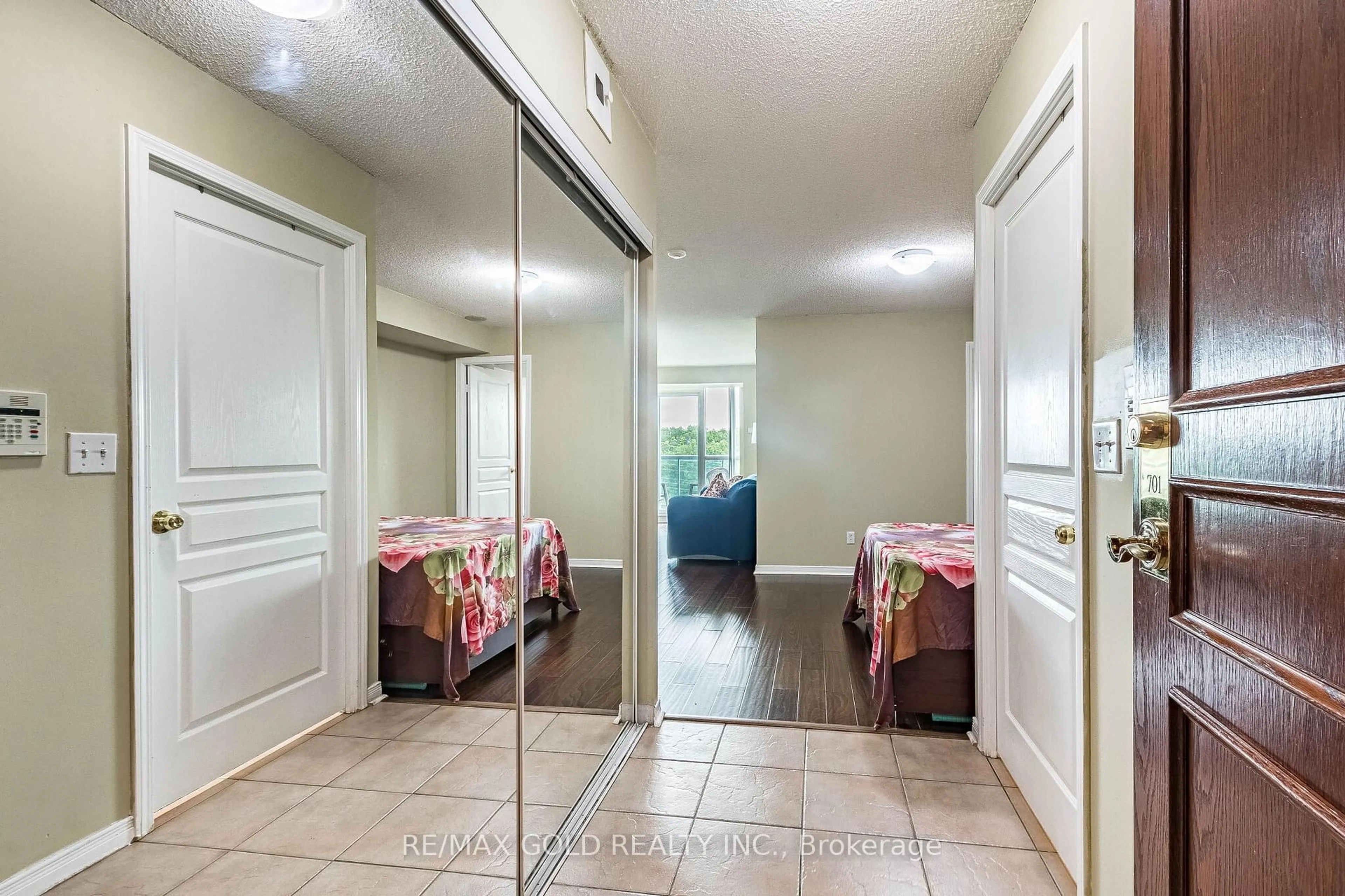 Indoor entryway for 2545 Erin Centre Blvd #701, Mississauga Ontario L5M 6Z9