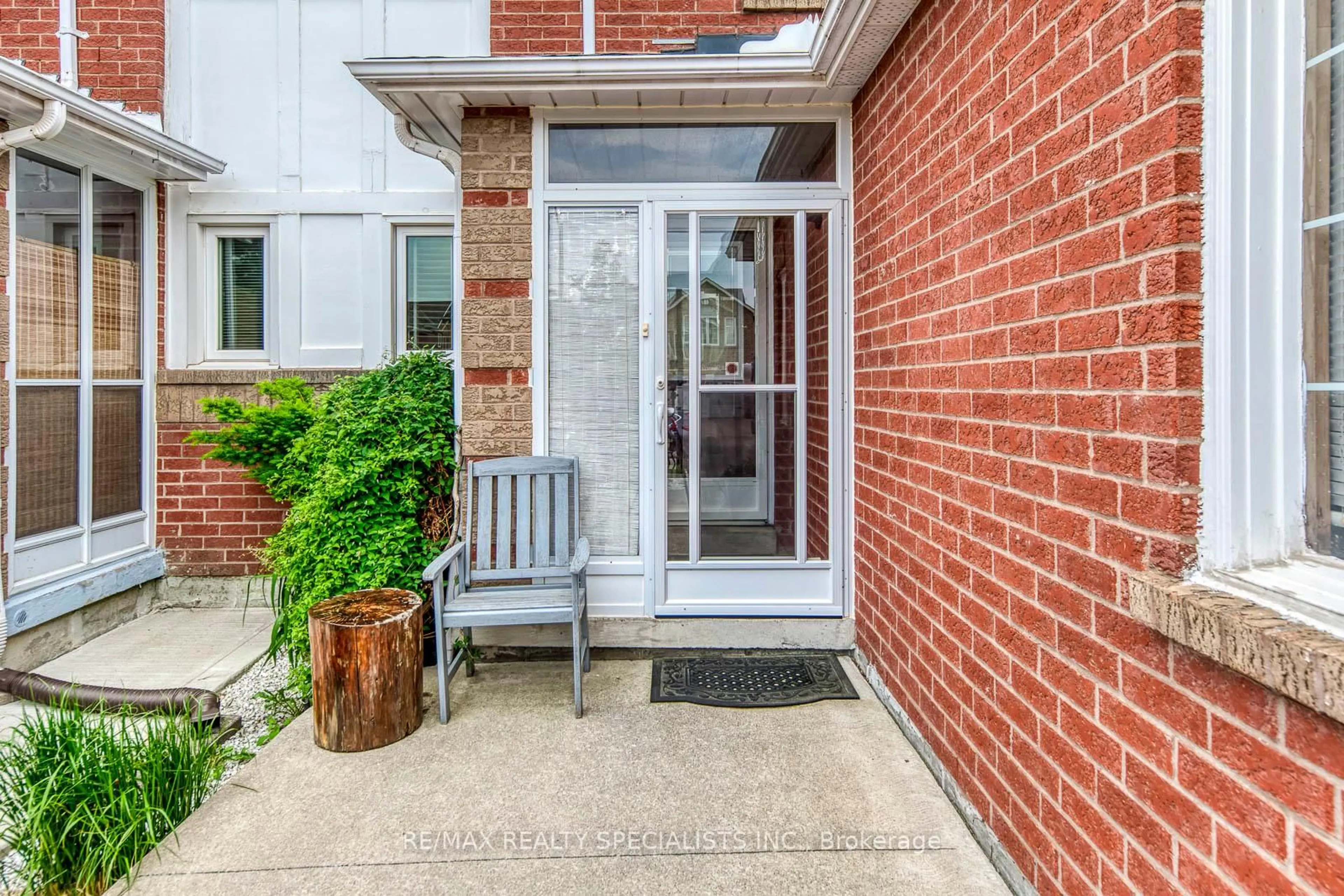Indoor entryway for 40 Mannel Cres, Brampton Ontario L6Y 5E2
