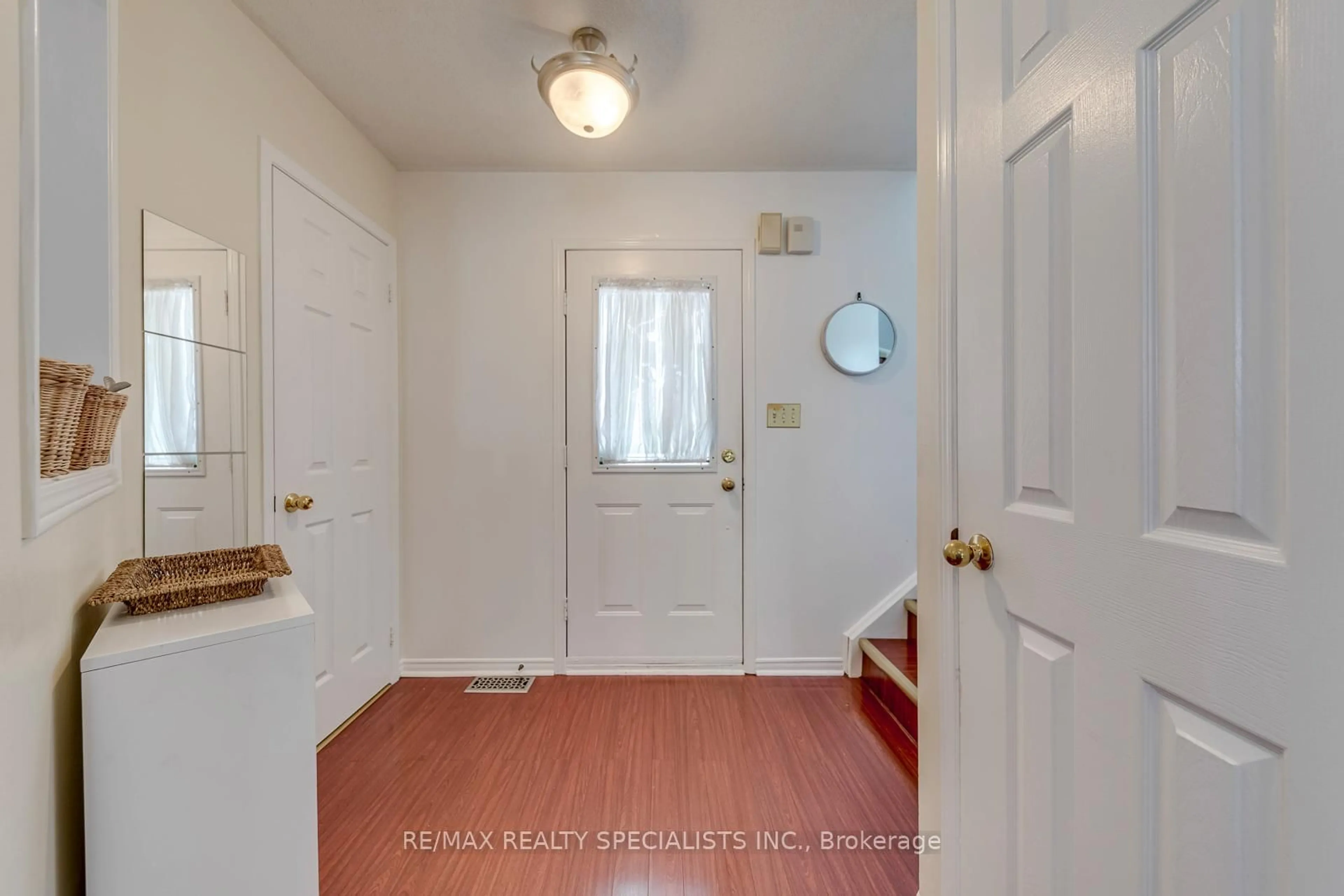 Indoor entryway for 40 Mannel Cres, Brampton Ontario L6Y 5E2