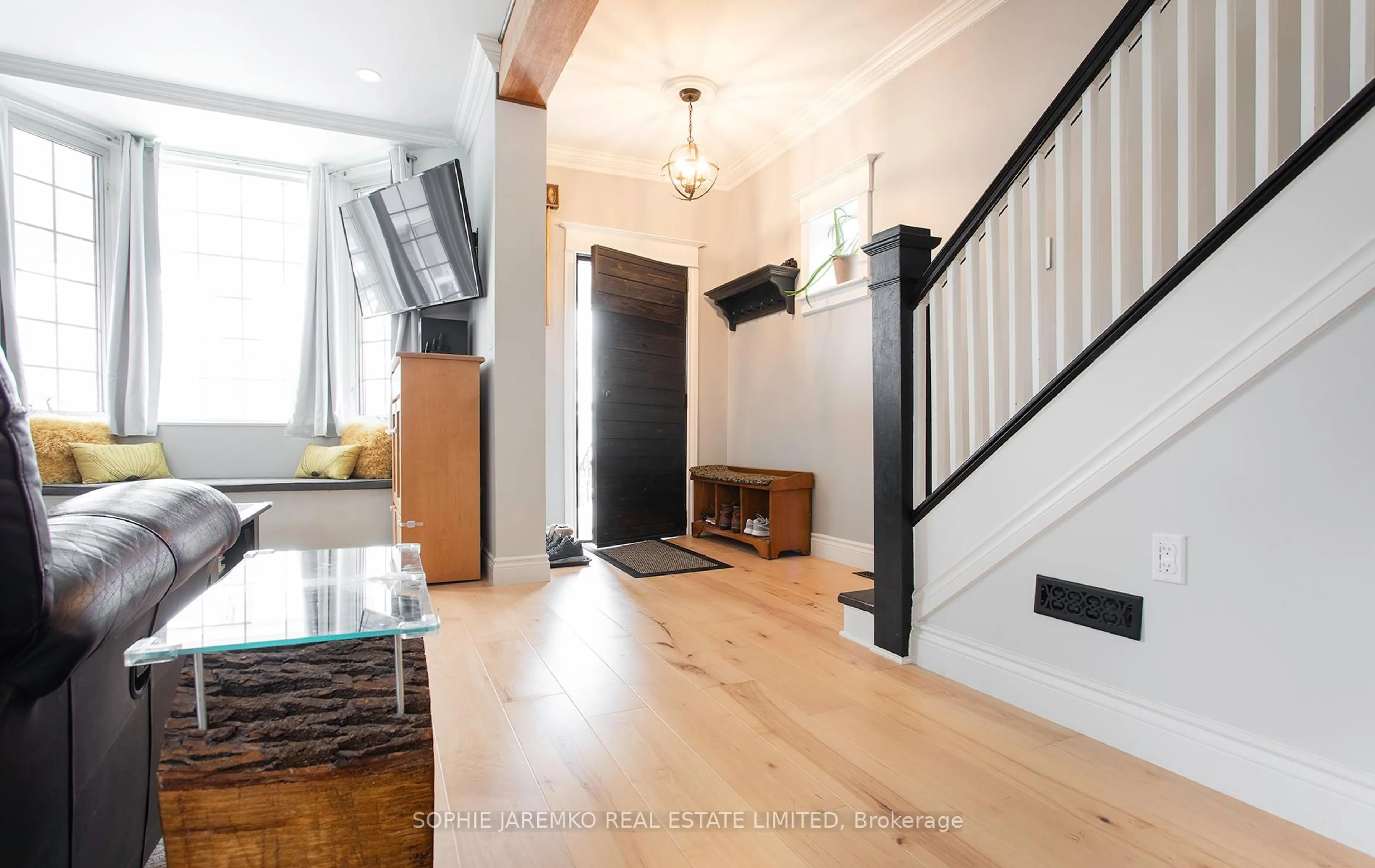 Indoor entryway for 144 Eileen Ave, Toronto Ontario M6N 1W1