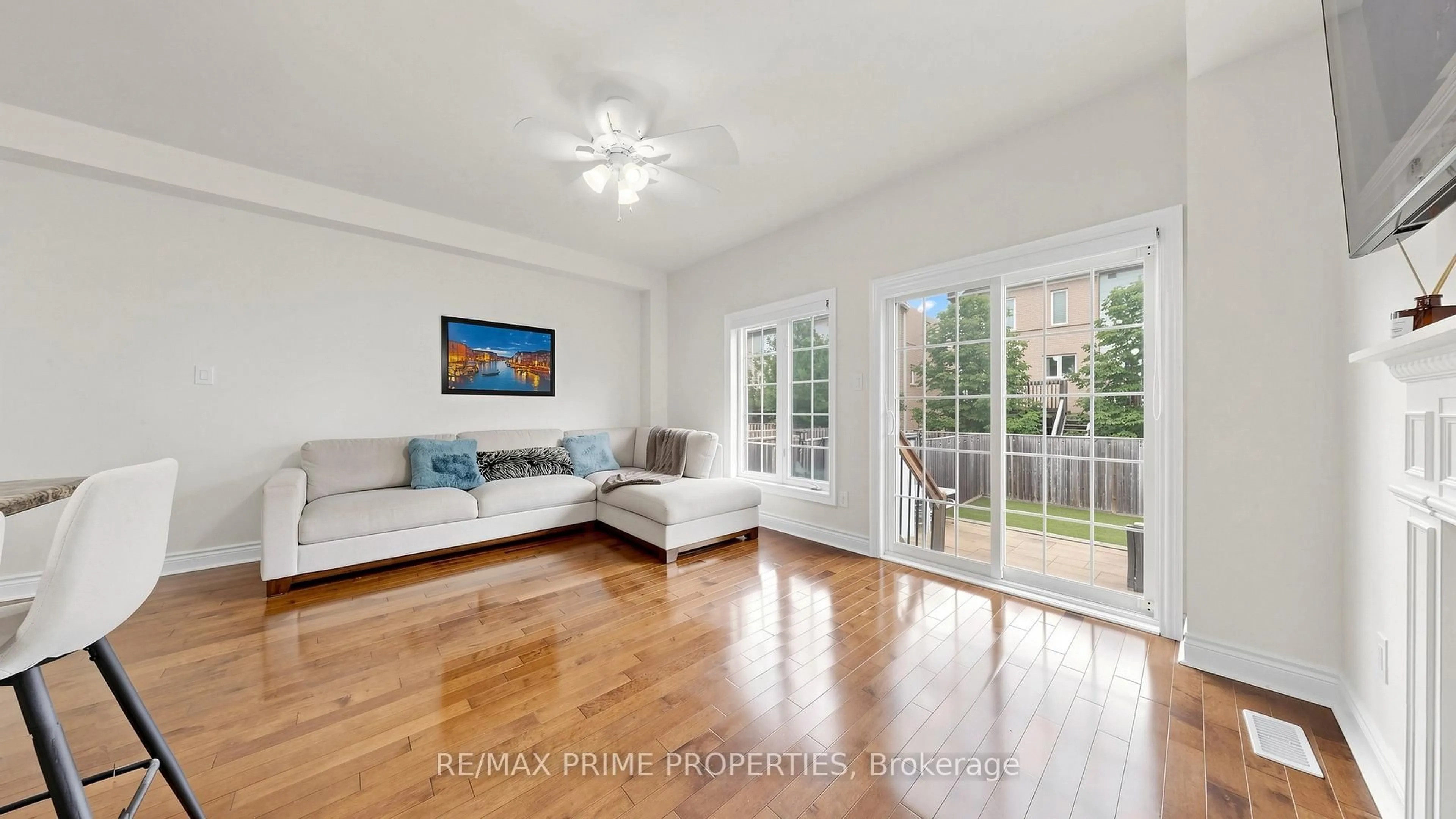 Living room with furniture, unknown for 5169 Angel Stone Dr, Mississauga Ontario L5M 0L5
