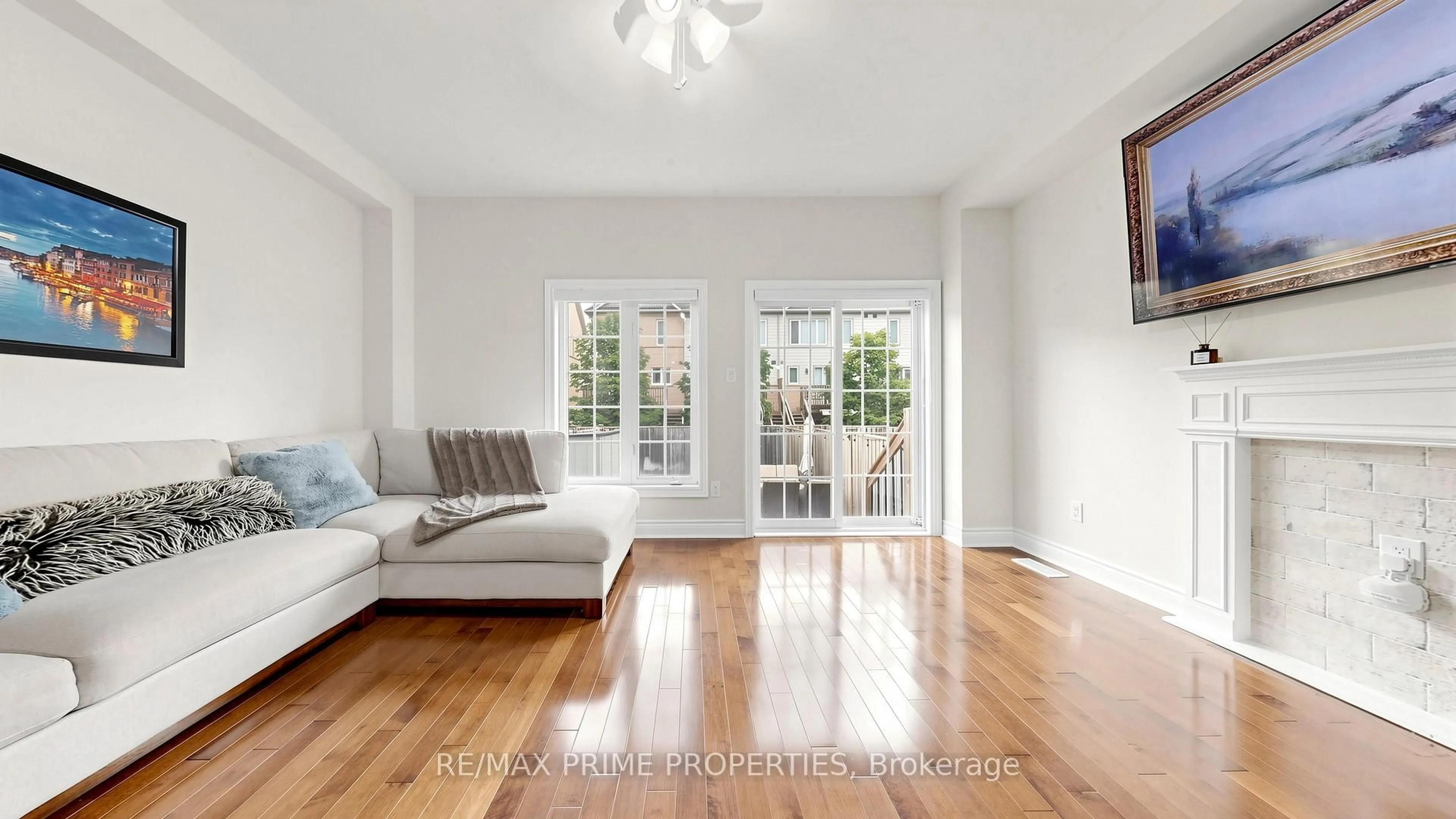 Living room with furniture, unknown for 5169 Angel Stone Dr, Mississauga Ontario L5M 0L5