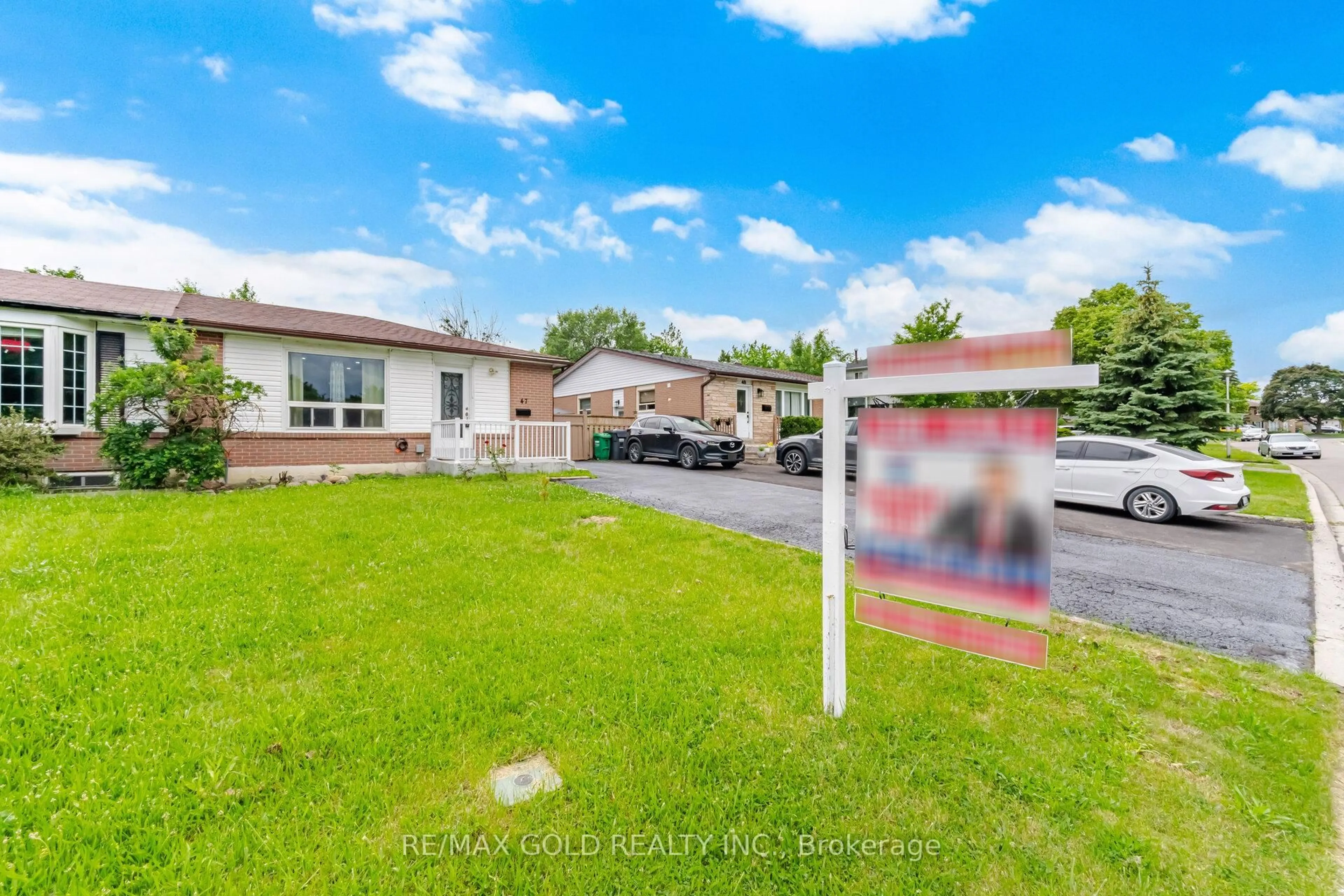 A pic from outside/outdoor area/front of a property/back of a property/a pic from drone, street for 47 Fallingdale Cres, Brampton Ontario L6T 3J5
