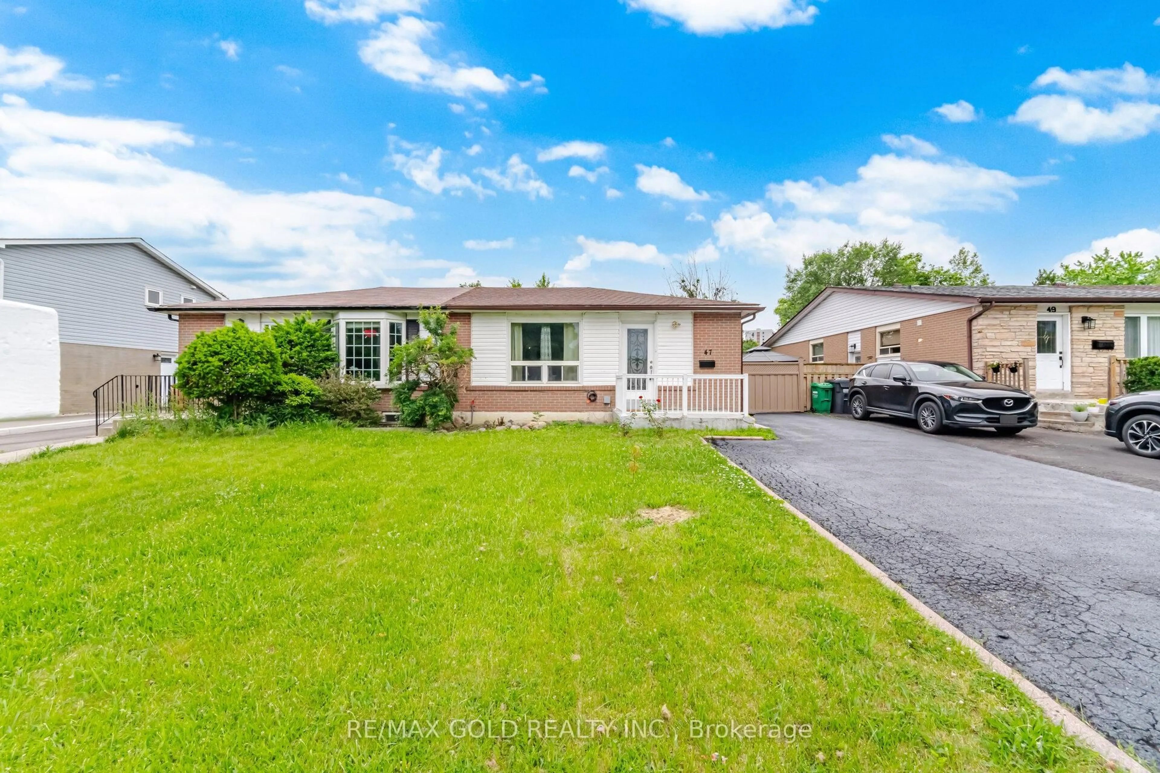 A pic from outside/outdoor area/front of a property/back of a property/a pic from drone, street for 47 Fallingdale Cres, Brampton Ontario L6T 3J5