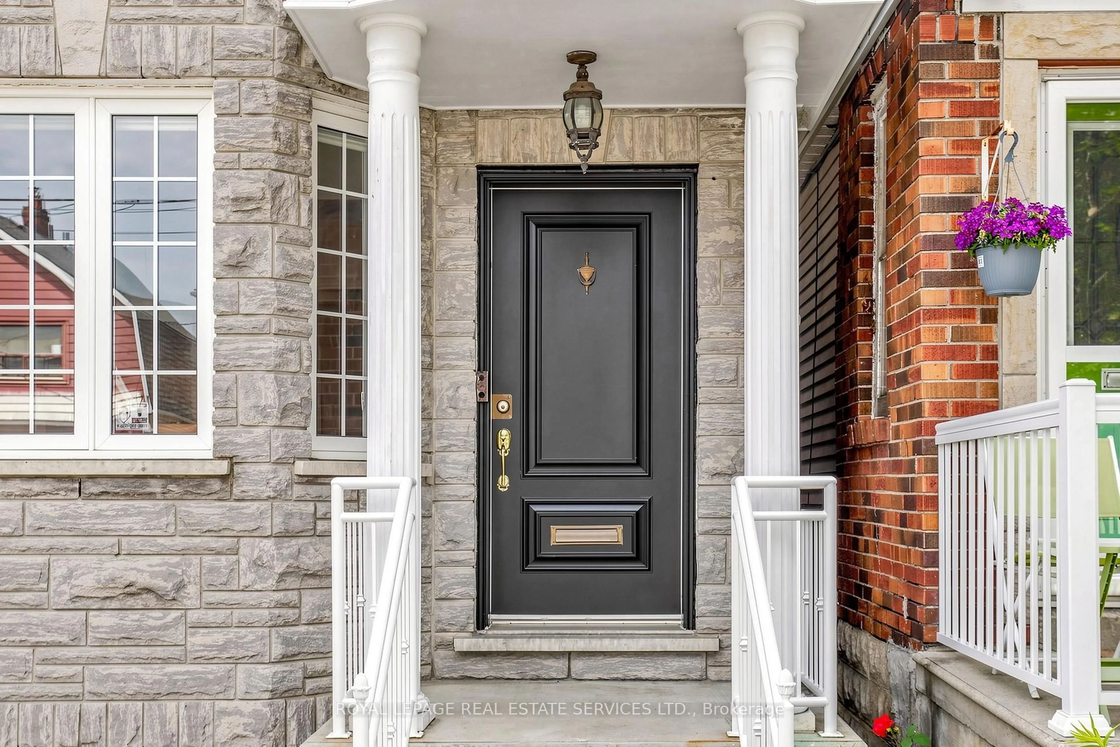 Indoor entryway for 256 Earlscourt Ave, Toronto Ontario M6E 4B6
