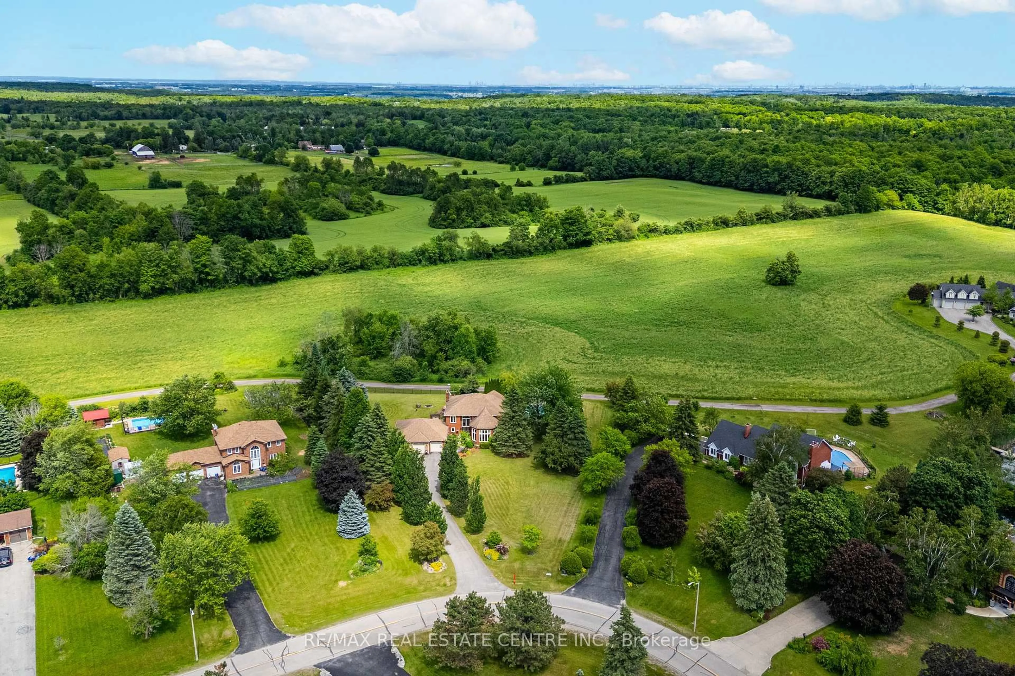 A pic from outside/outdoor area/front of a property/back of a property/a pic from drone, mountain view for 20 Shortill Rd, Halton Hills Ontario L7G 4S4
