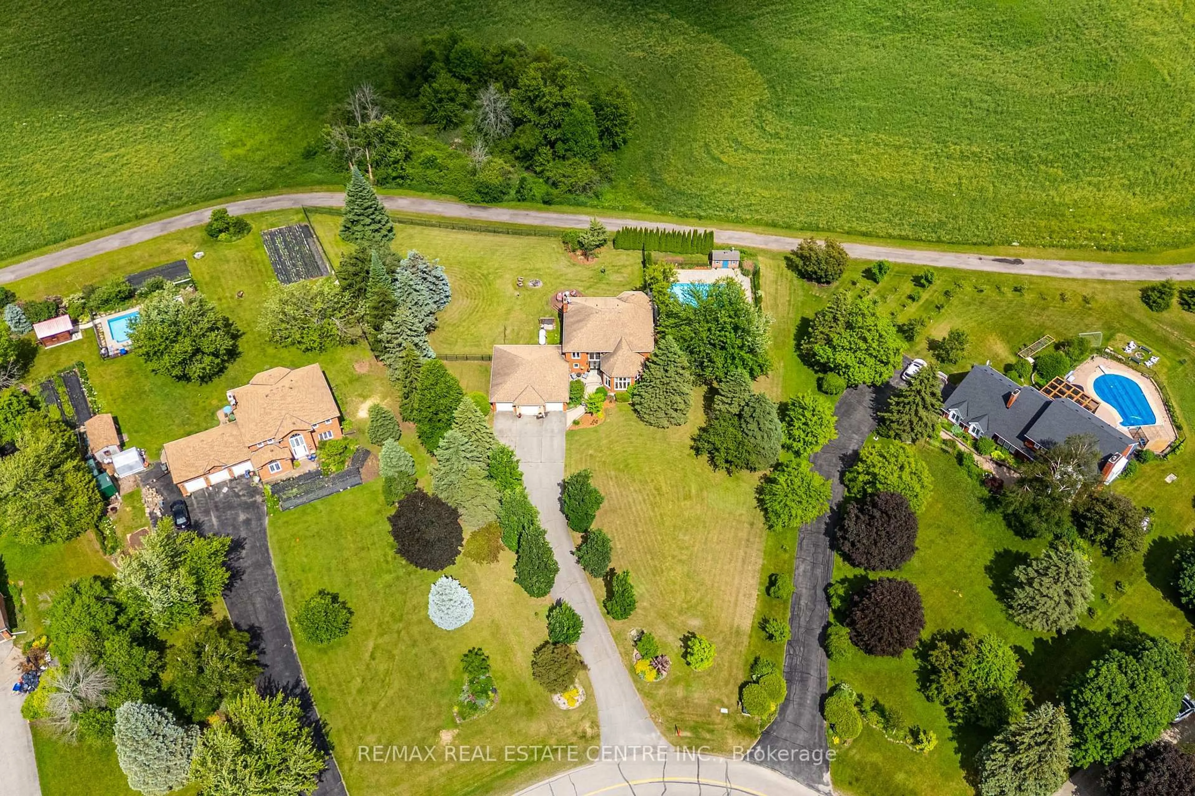 A pic from outside/outdoor area/front of a property/back of a property/a pic from drone, unknown for 20 Shortill Rd, Halton Hills Ontario L7G 4S4