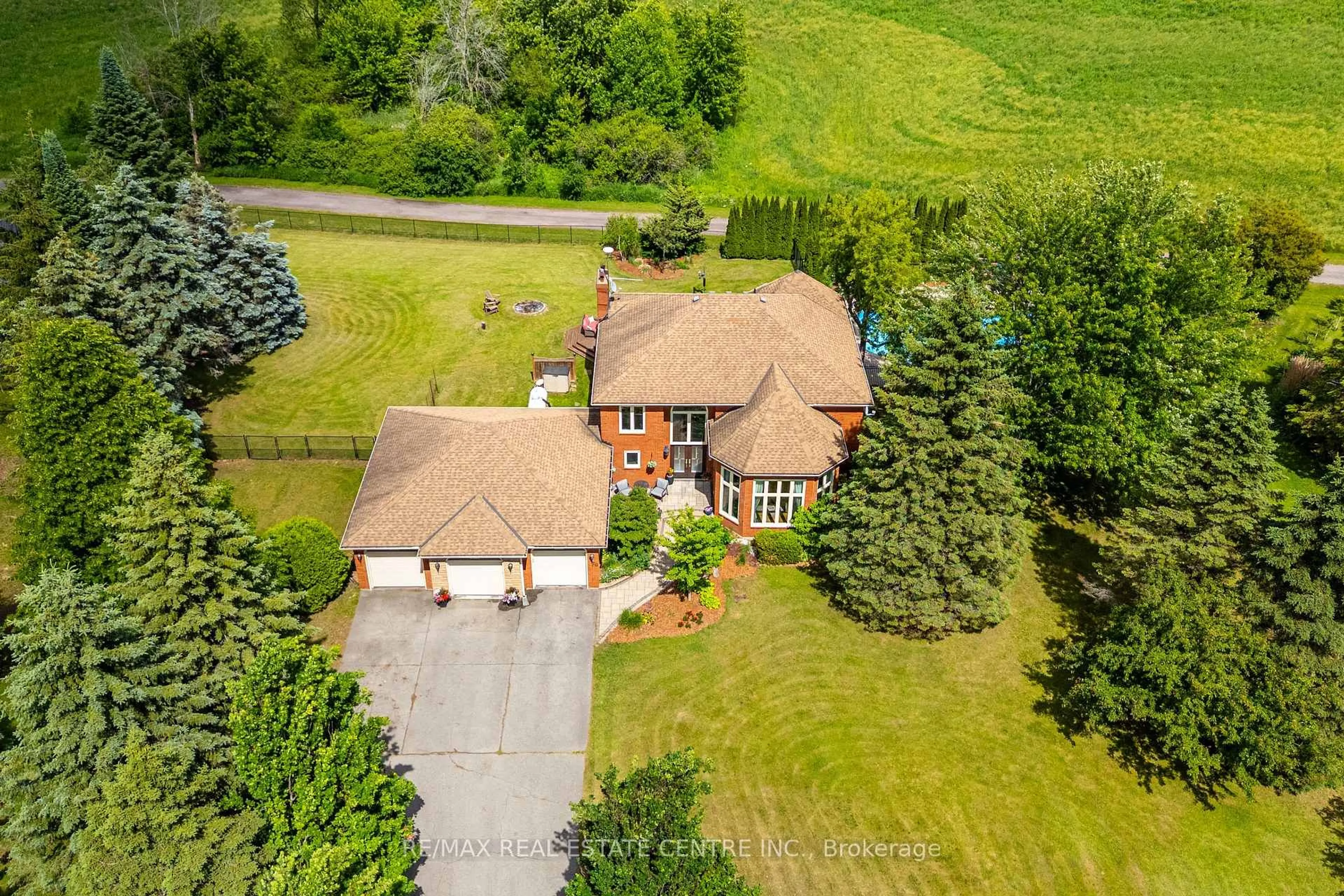 A pic from outside/outdoor area/front of a property/back of a property/a pic from drone, street for 20 Shortill Rd, Halton Hills Ontario L7G 4S4