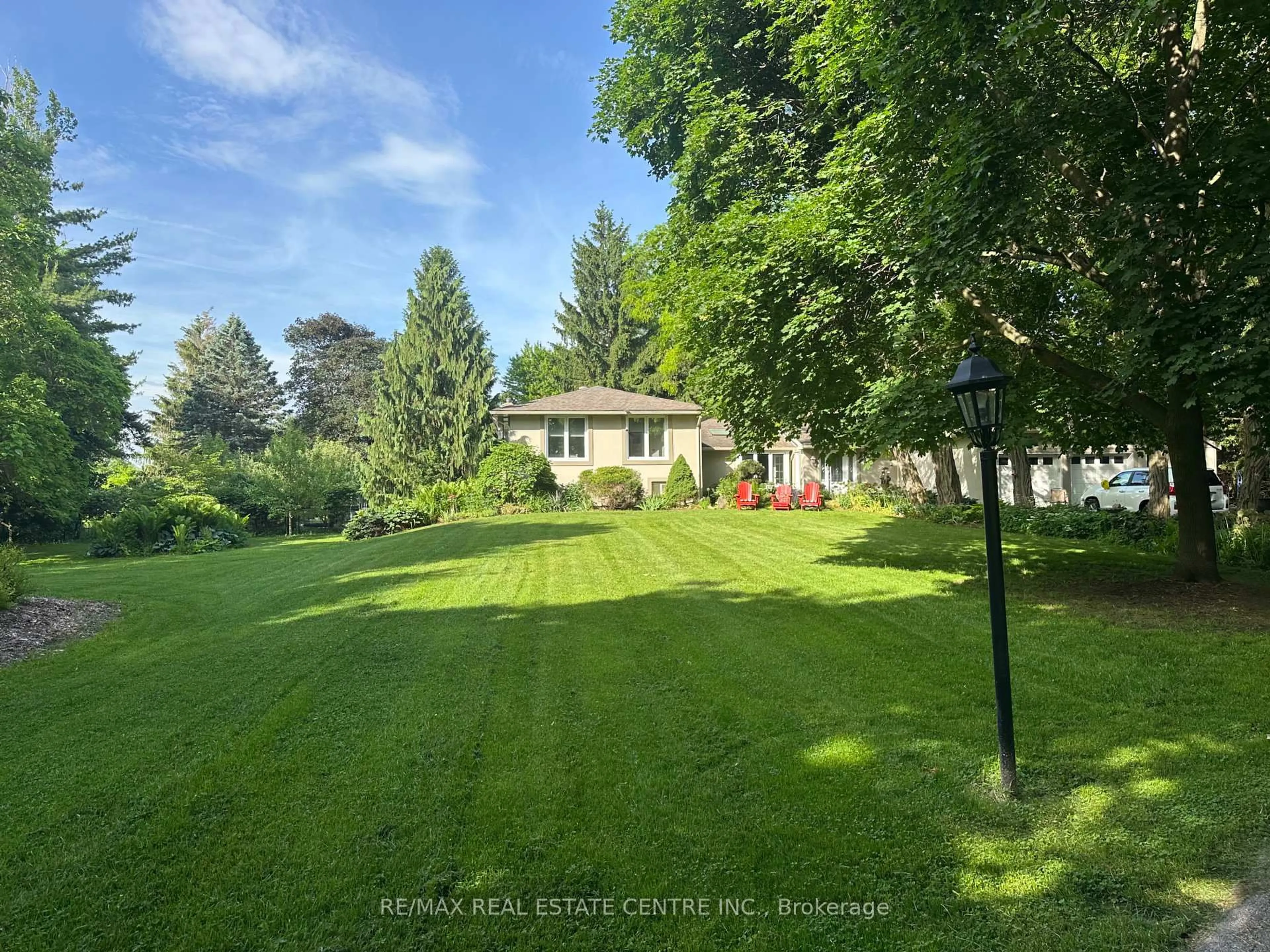 A pic from outside/outdoor area/front of a property/back of a property/a pic from drone, unknown for 5590 Blind Line, Burlington Ontario L7P 0B2