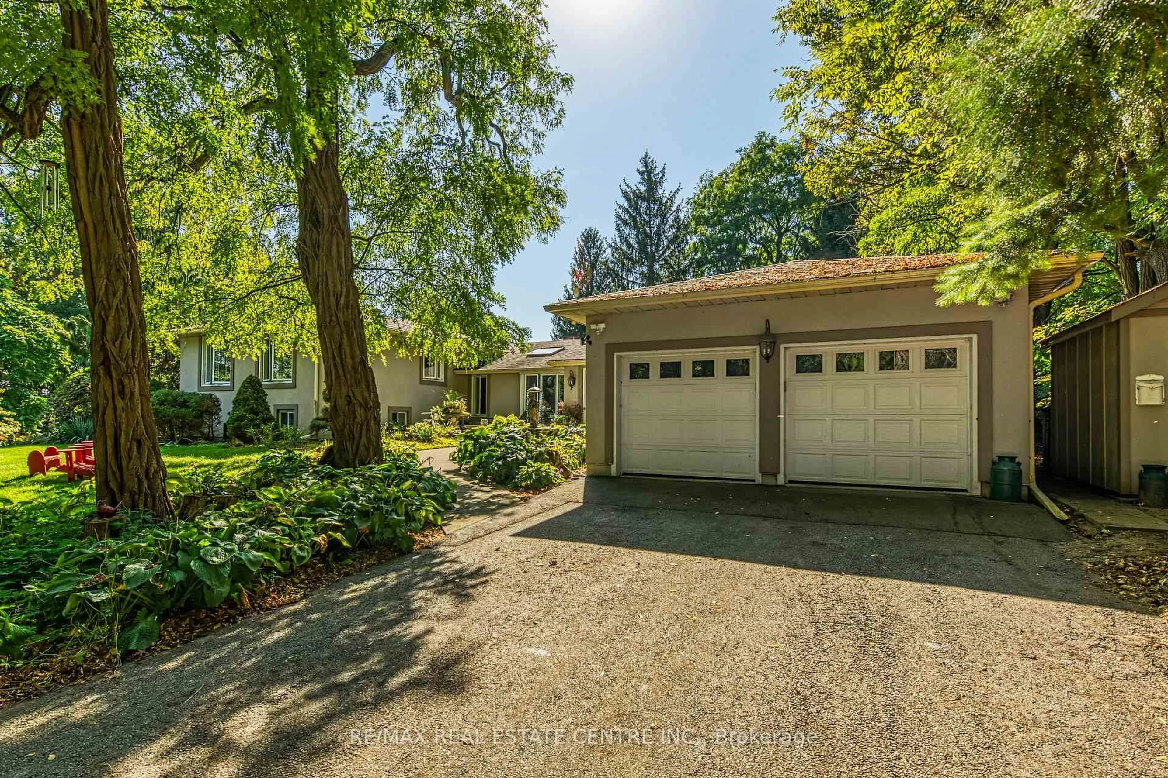 A pic from outside/outdoor area/front of a property/back of a property/a pic from drone, street for 5590 Blind Line, Burlington Ontario L7P 0B2