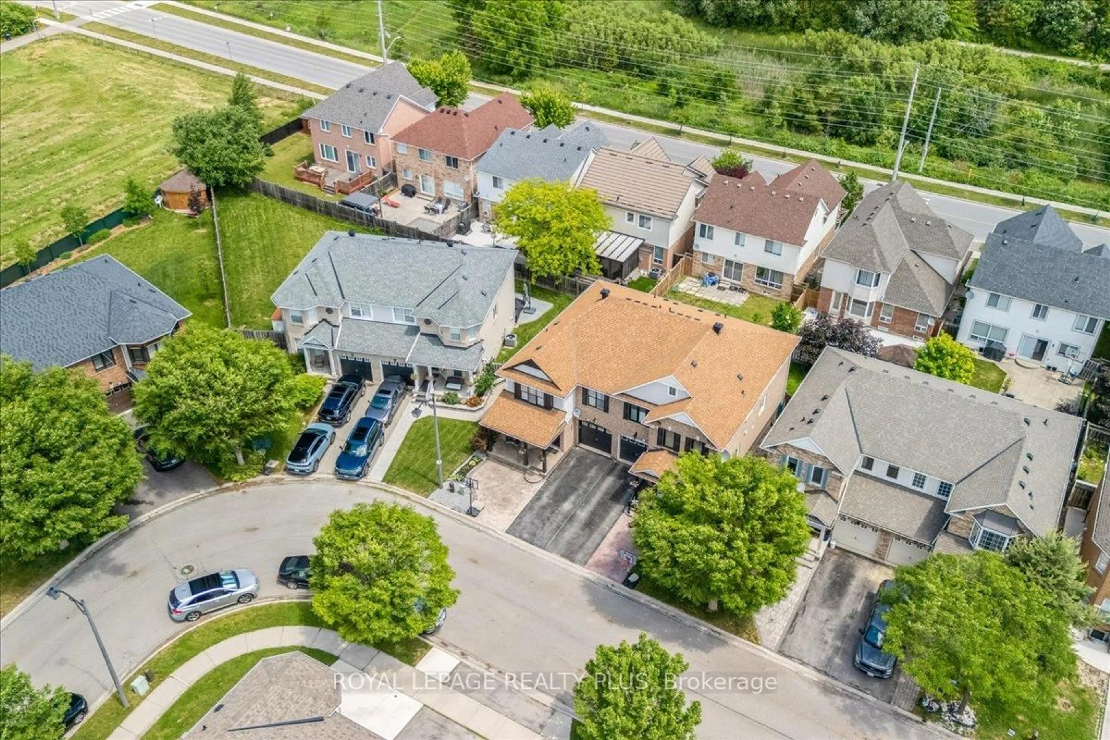 A pic from outside/outdoor area/front of a property/back of a property/a pic from drone, street for 858 Shepherd Pl, Milton Ontario L9T 6L8