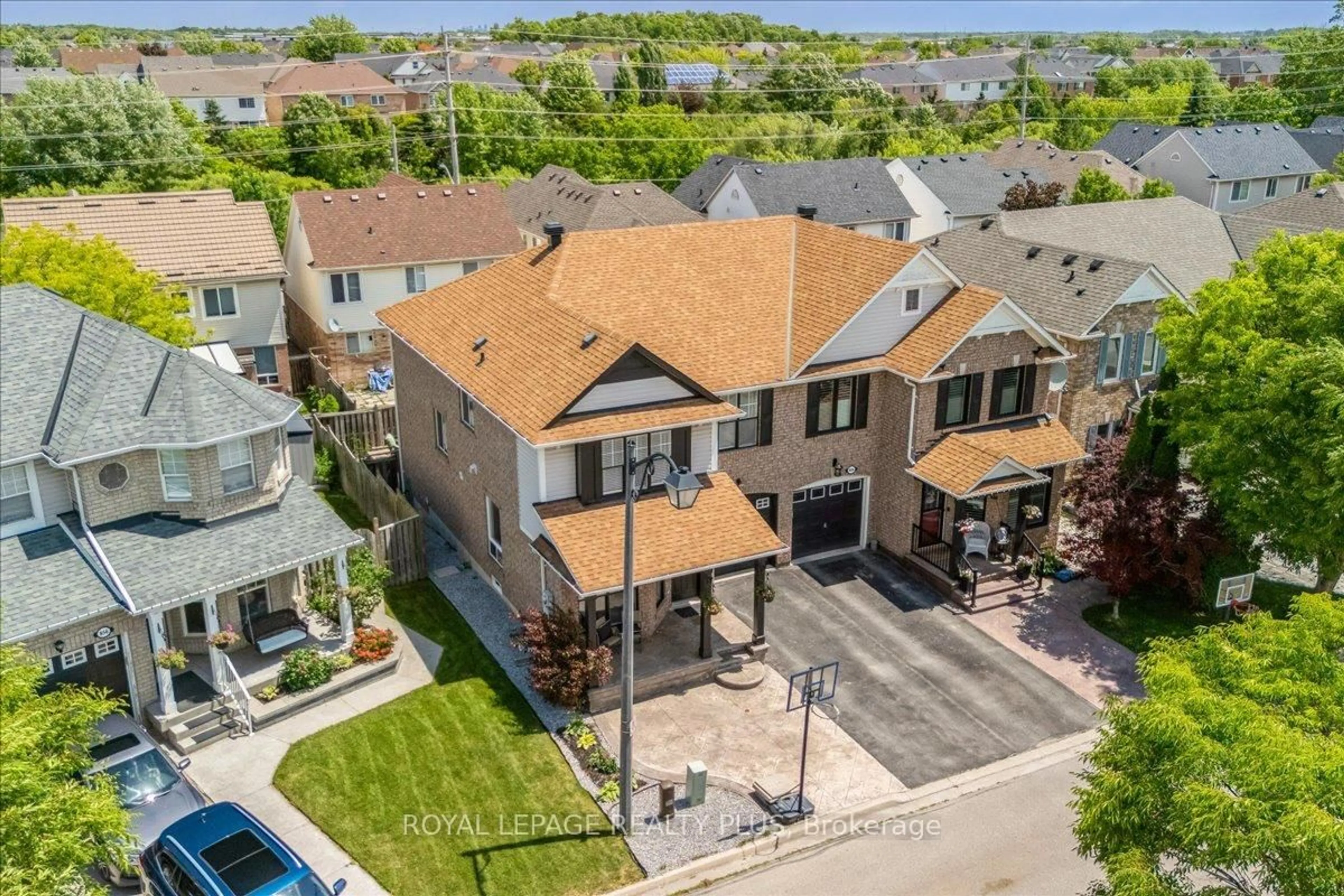 A pic from outside/outdoor area/front of a property/back of a property/a pic from drone, unknown for 858 Shepherd Pl, Milton Ontario L9T 6L8