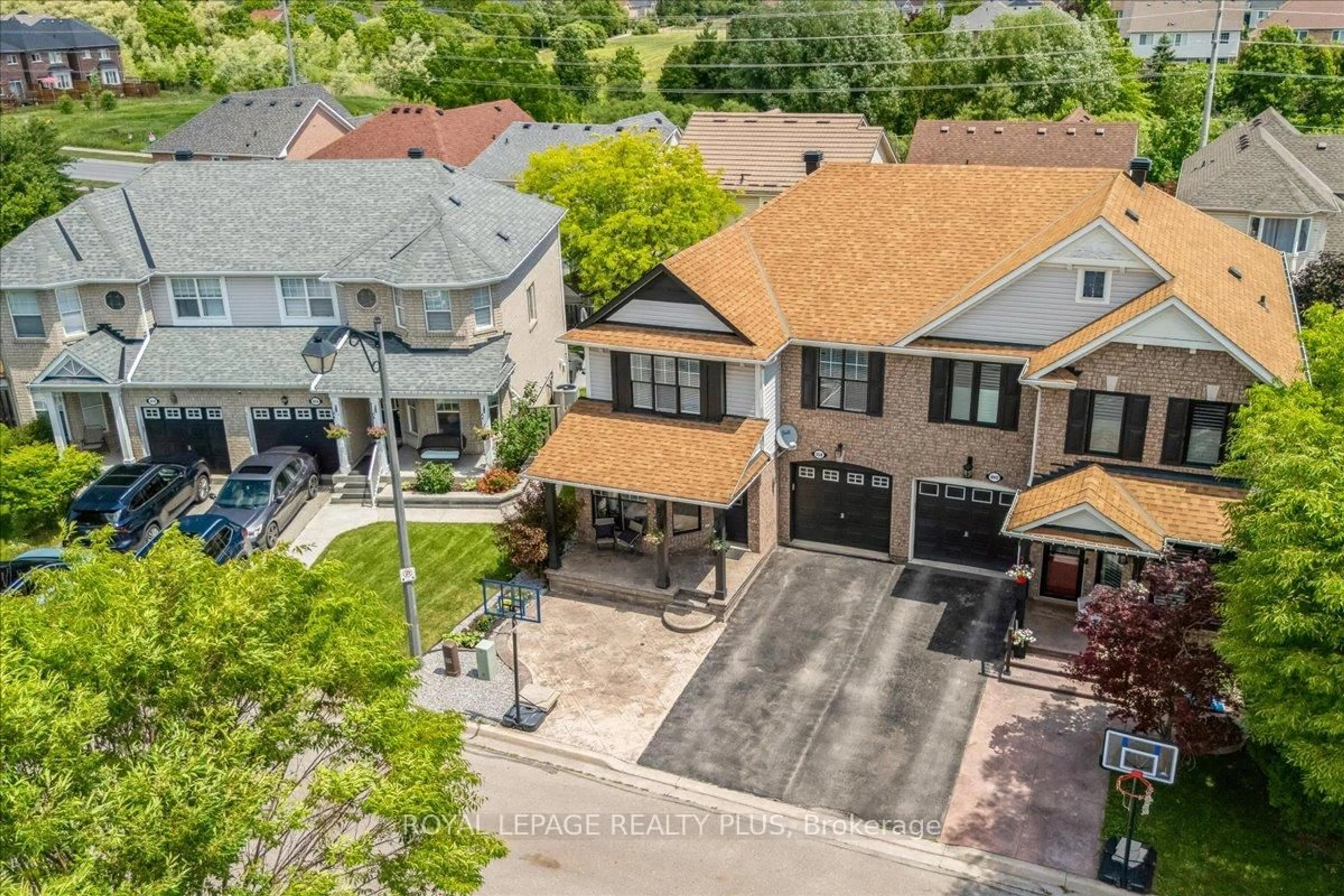 A pic from outside/outdoor area/front of a property/back of a property/a pic from drone, street for 858 Shepherd Pl, Milton Ontario L9T 6L8