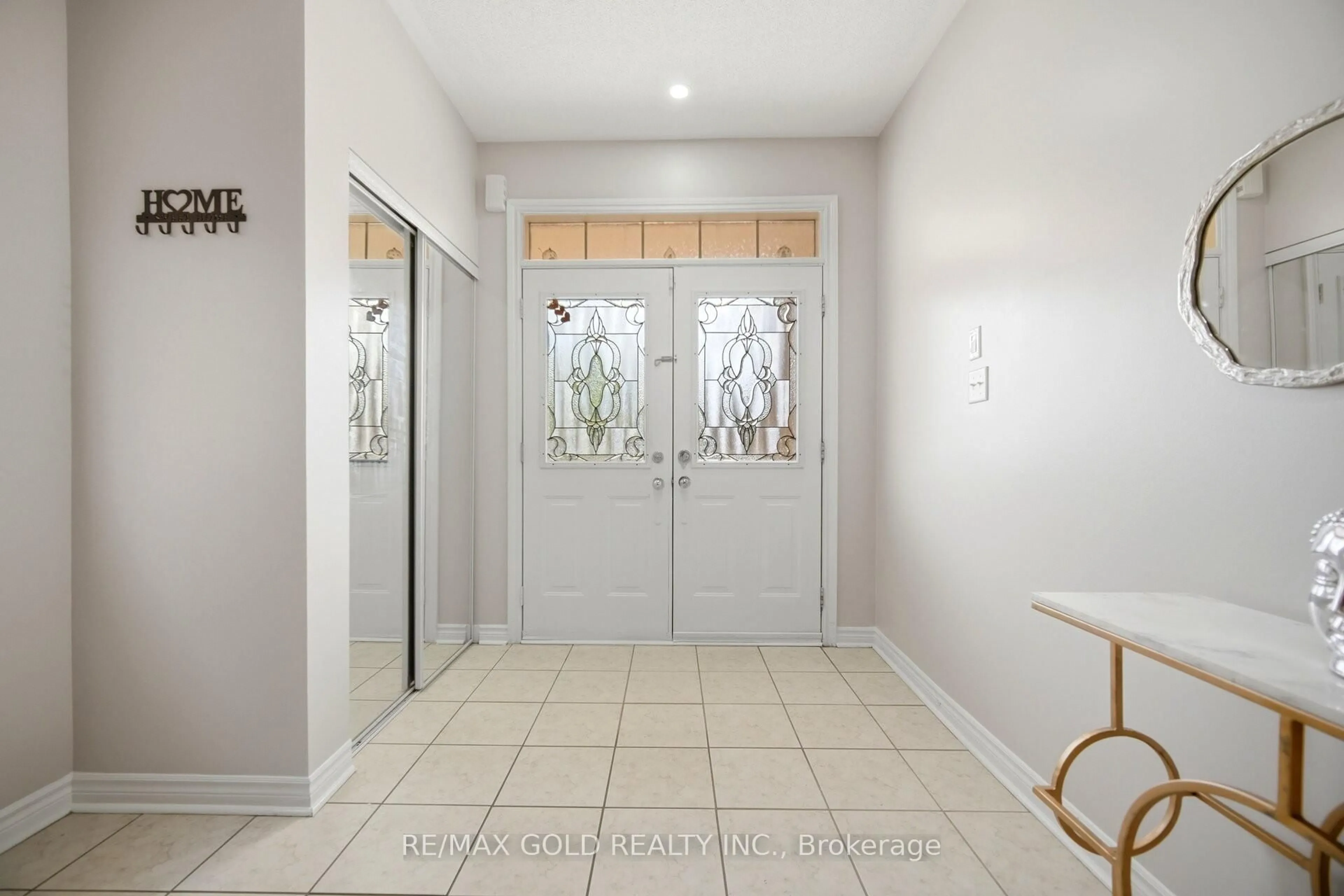 Indoor entryway for 11 Timberwolf Rd, Brampton Ontario L6P 2B4