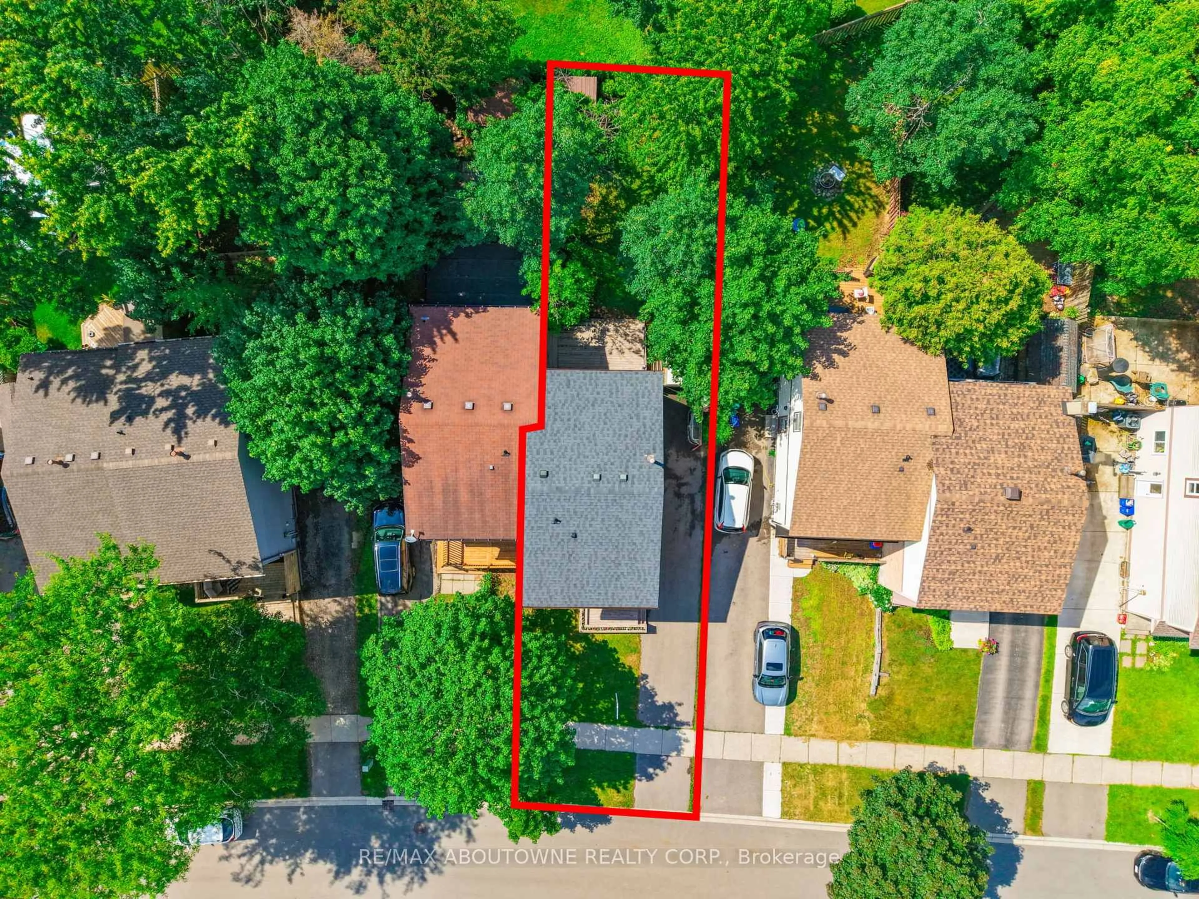 A pic from outside/outdoor area/front of a property/back of a property/a pic from drone, street for 2260 Manchester Dr, Burlington Ontario L7P 3W2