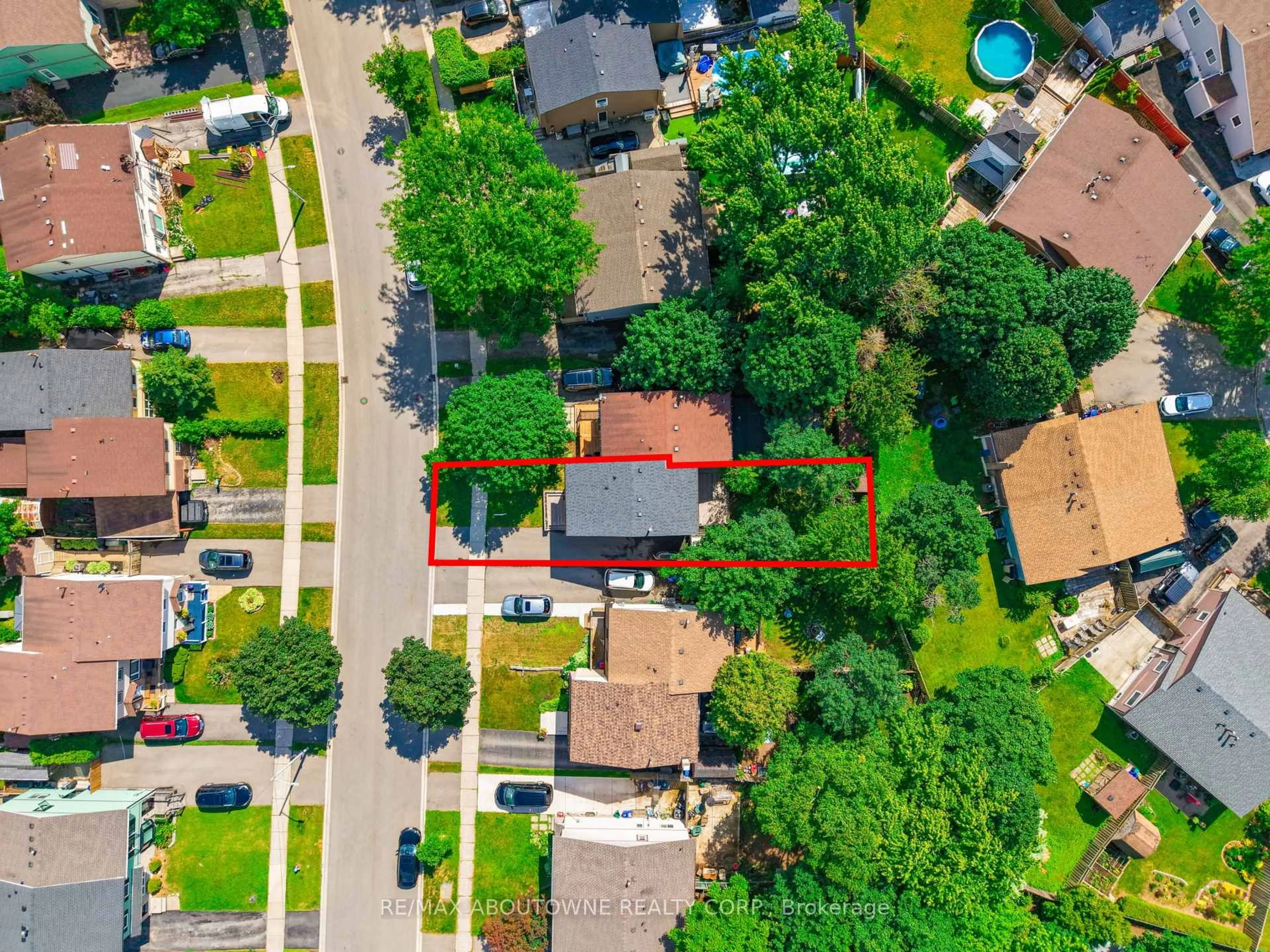 A pic from outside/outdoor area/front of a property/back of a property/a pic from drone, street for 2260 Manchester Dr, Burlington Ontario L7P 3W2