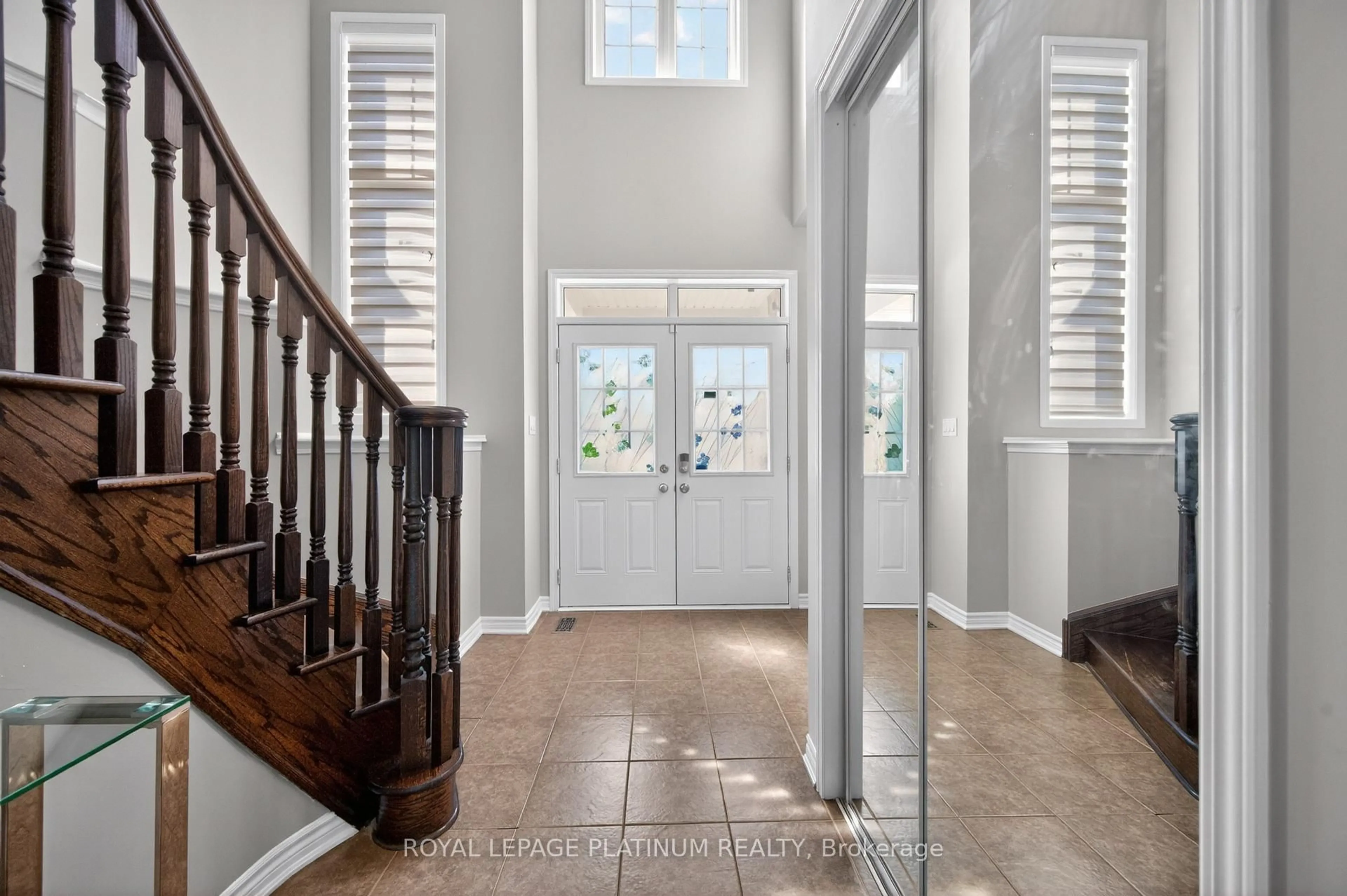 Indoor entryway for 15 Aylesbury Dr, Brampton Ontario L7A 0V3