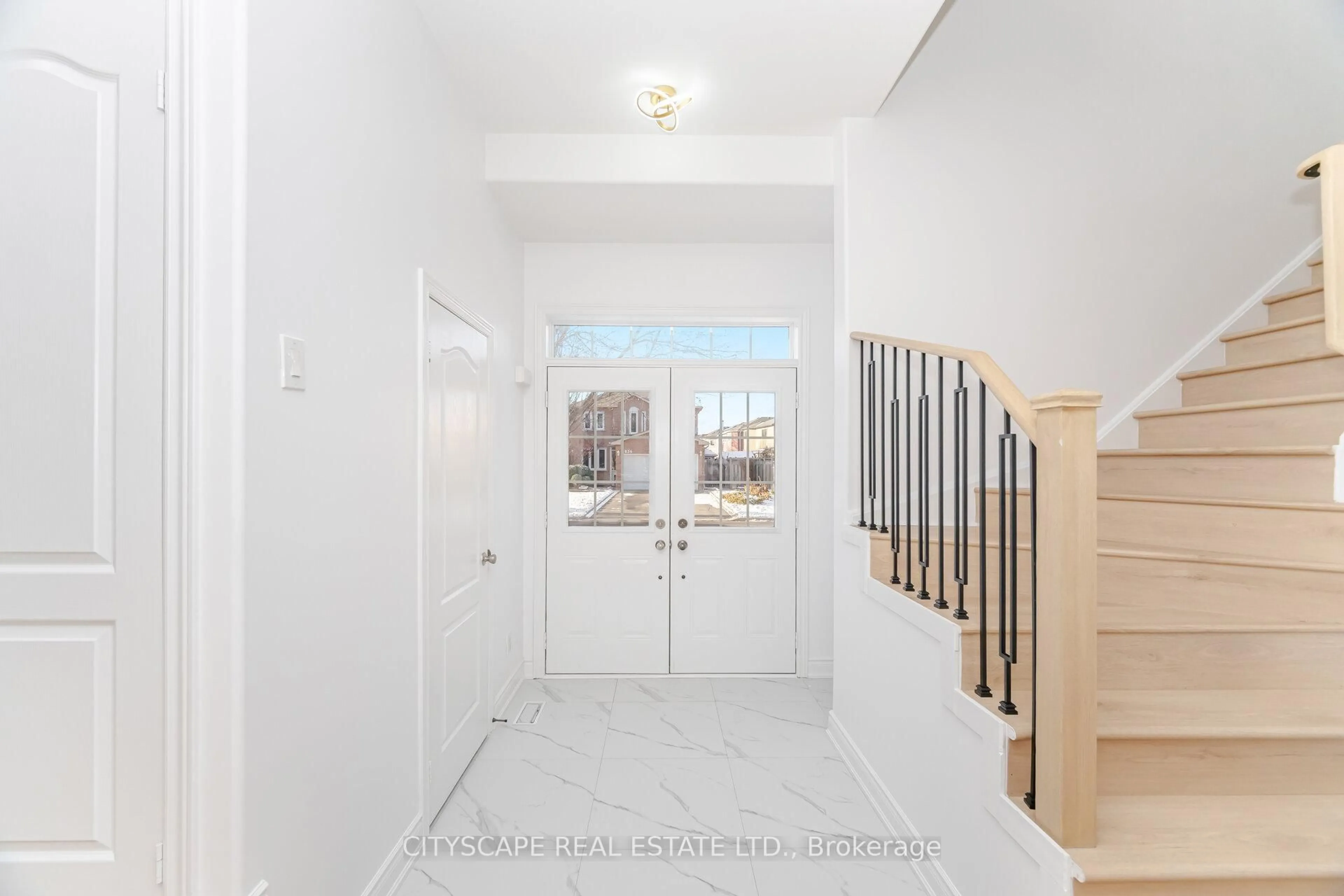 Indoor entryway for 5843 Prairie Circ, Mississauga Ontario L5N 6B4