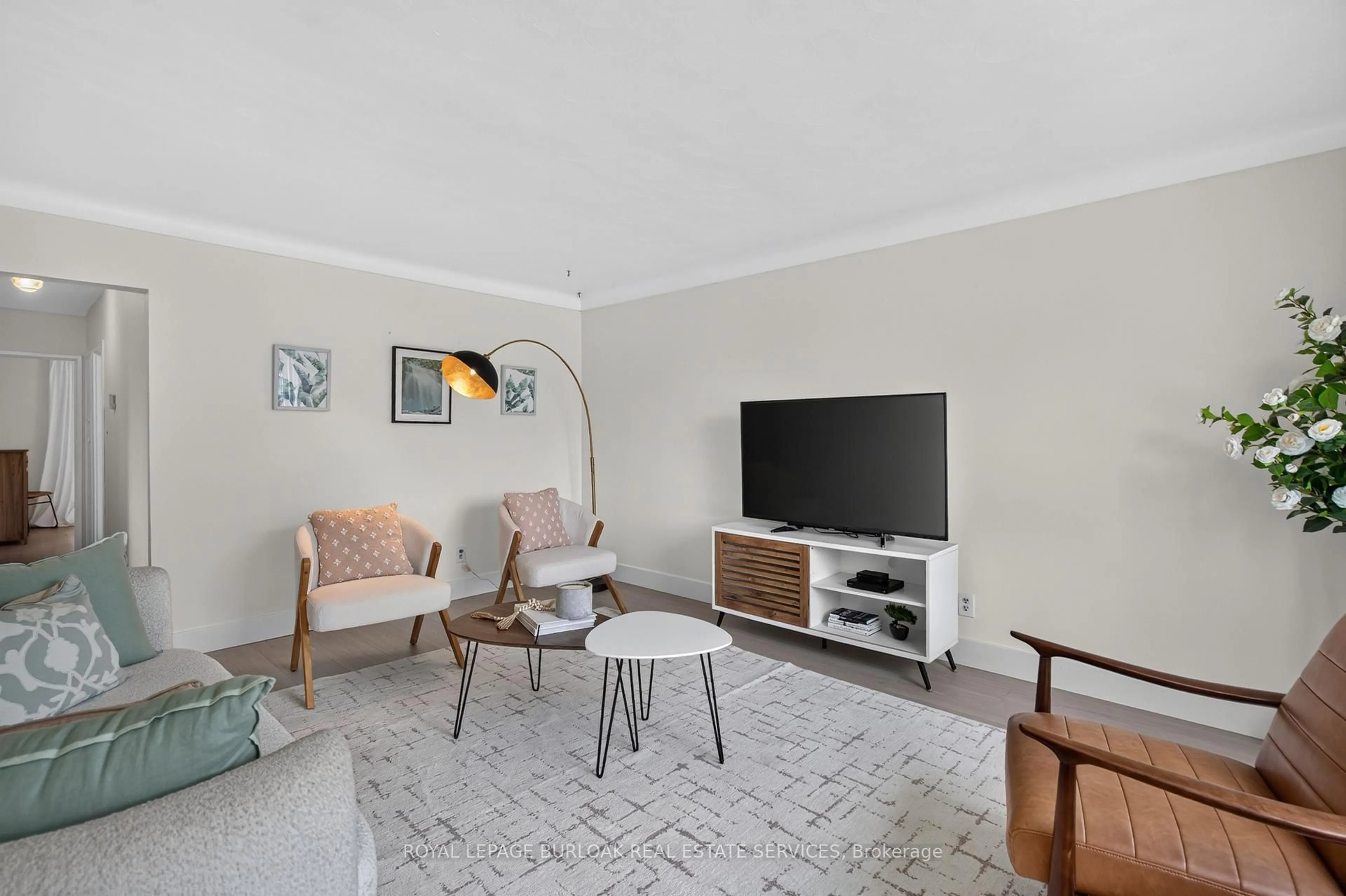 Living room with furniture, unknown for 236 Hammersmith Crt, Burlington Ontario L7L 4N7