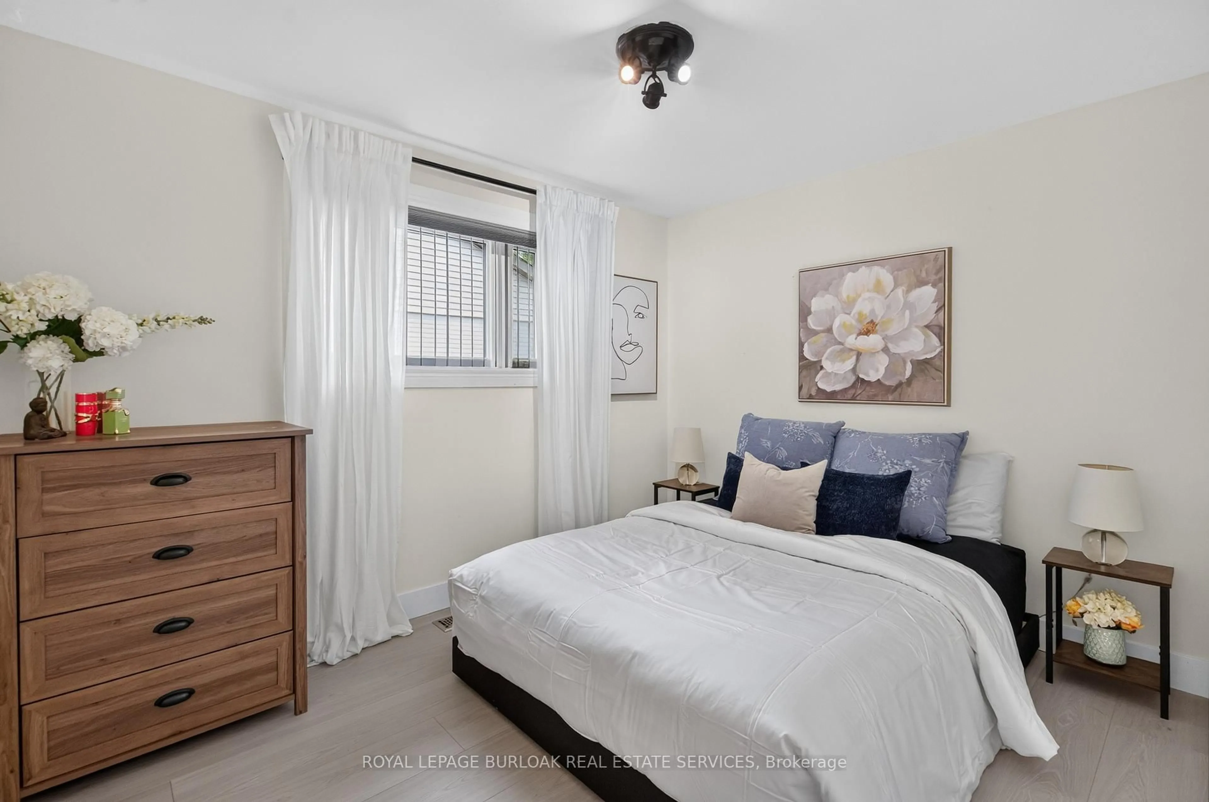 Bedroom with bed, unknown for 236 Hammersmith Crt, Burlington Ontario L7L 4N7