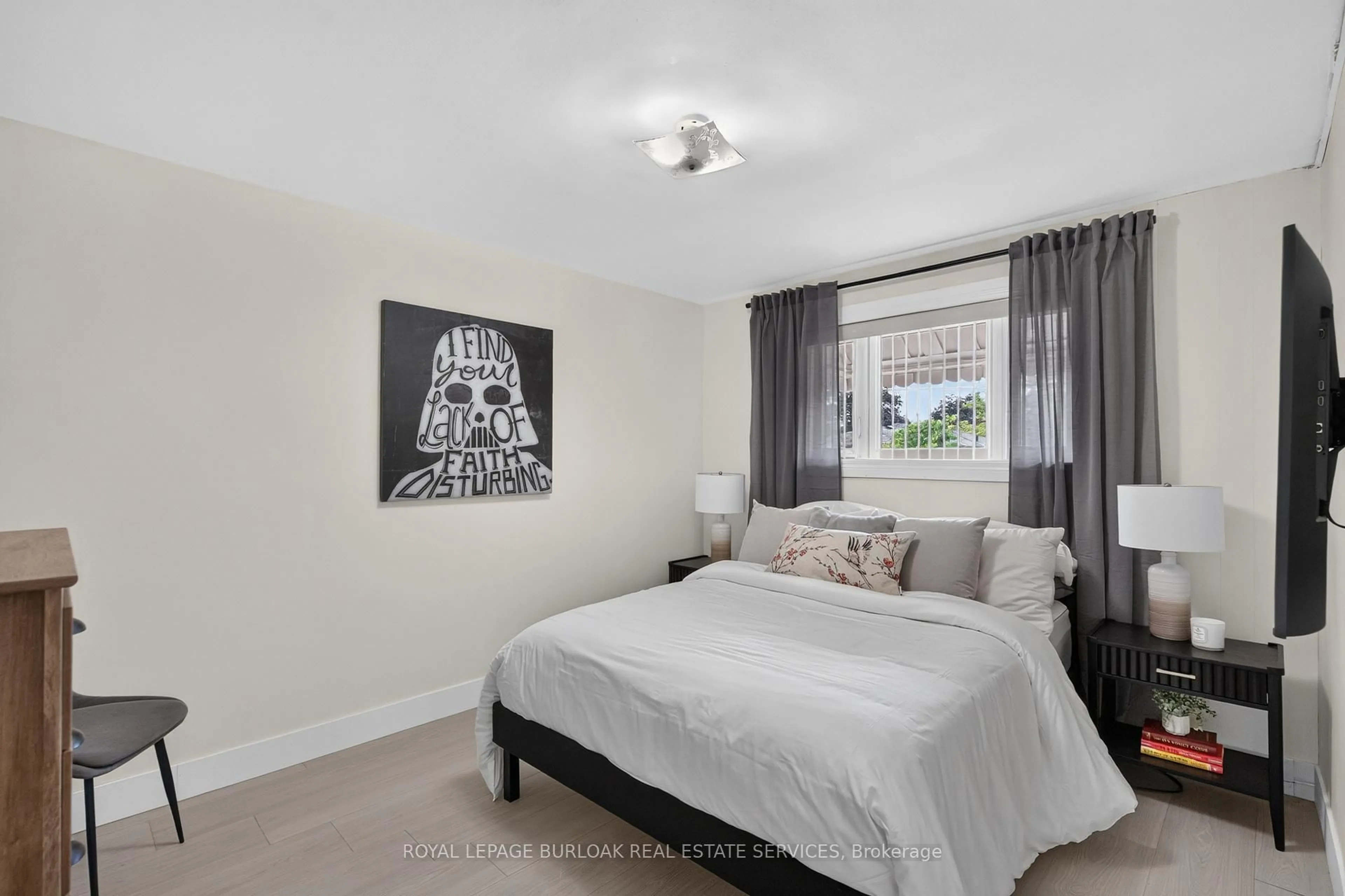 Bedroom with bed, unknown for 236 Hammersmith Crt, Burlington Ontario L7L 4N7